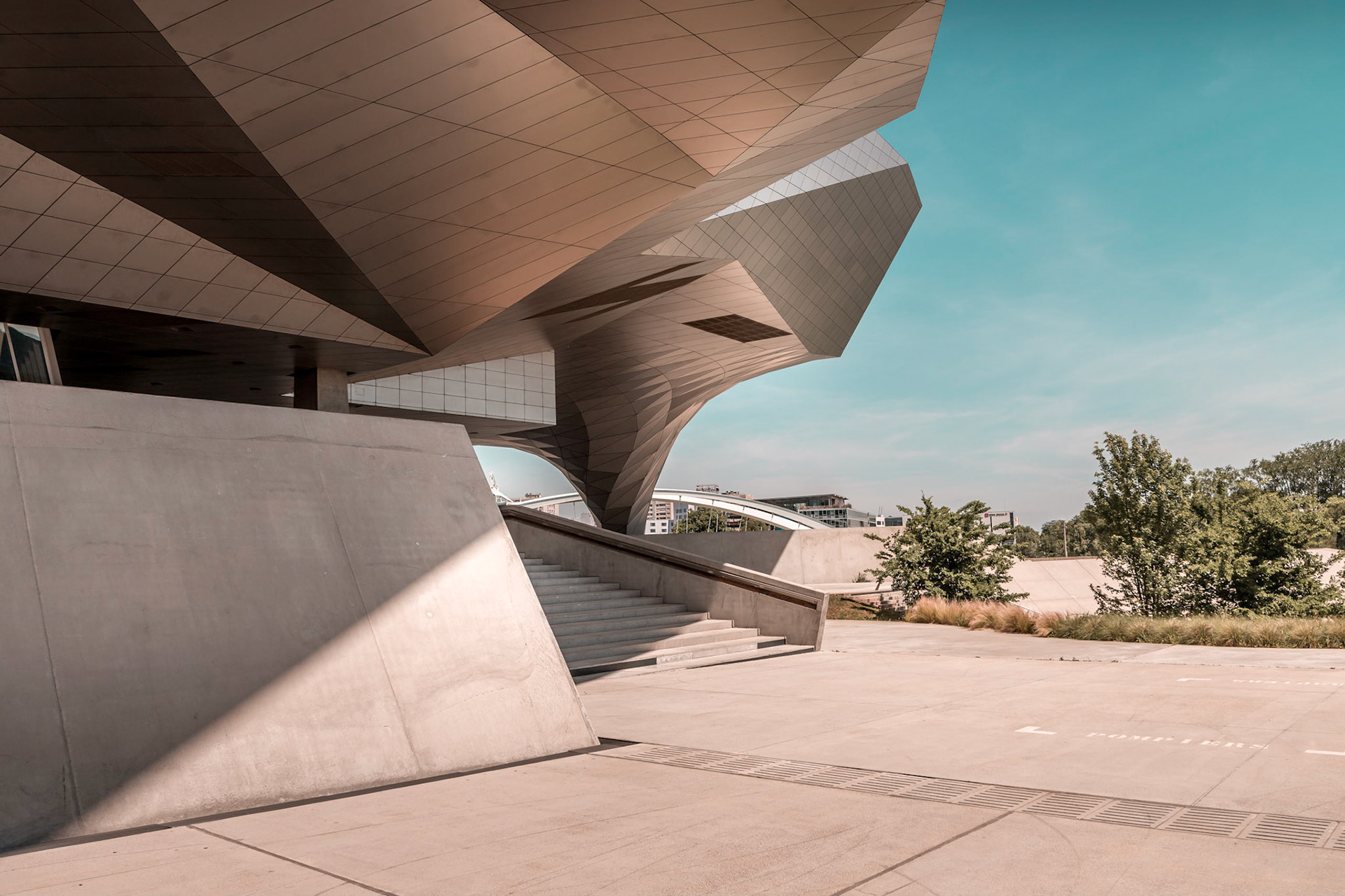 Pauline Daneirole，Futurland，Covid-19，Future world，Architectural design，deconstruction，stainless steel，Glass，