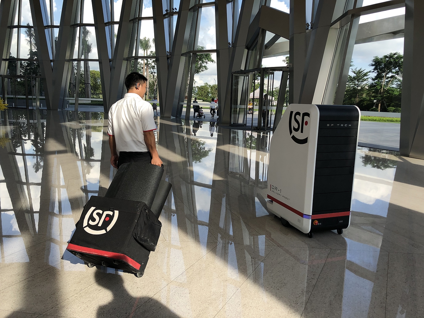 Shunfeng，Building distribution robot，Unmanned vehicle，Chunsun Building，24-hour contactless delivery，Express delivery, takeout, medicine，End distribution，ZACK-DESIGN，