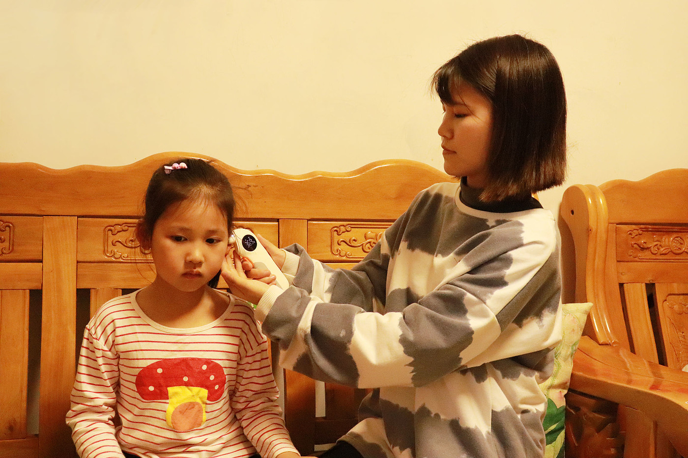 Ear temperature gun，forehead thermometer，Whole case design，Home medical，Electronic thermometer，