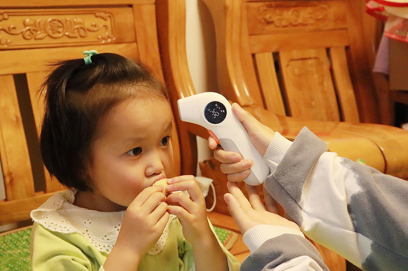 Ear temperature gun，forehead thermometer，Whole case design，Home medical，Electronic thermometer，