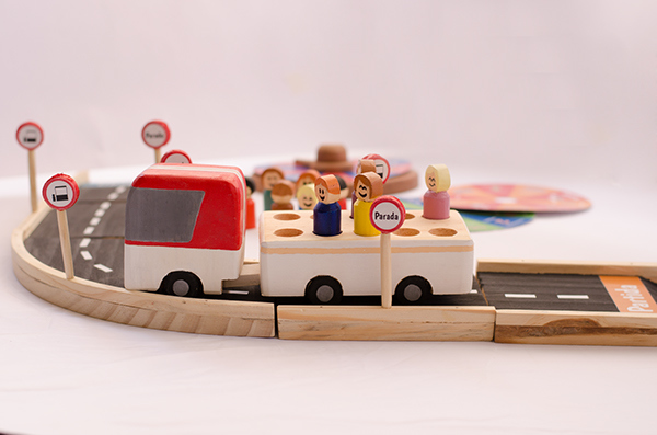 children，Toys，bus，bus，interaction，wood，