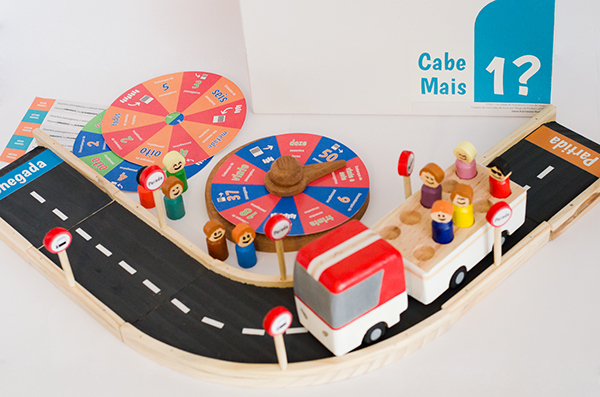 children，Toys，bus，bus，interaction，wood，