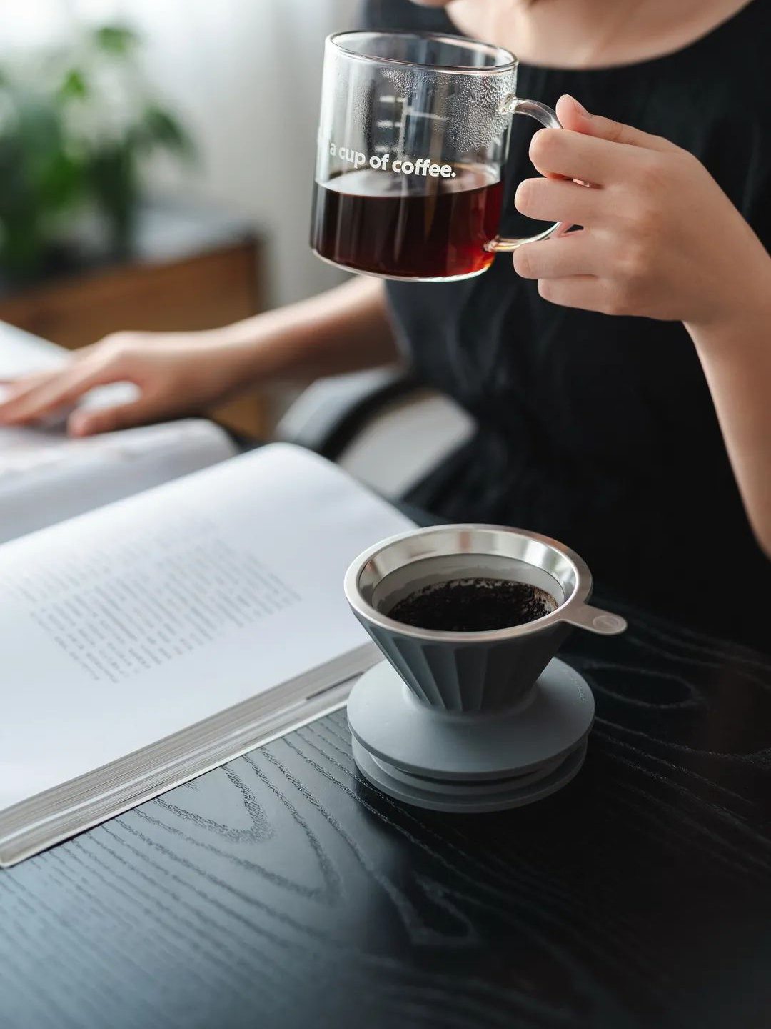 industrial design，product design，household electrical appliances，Make coffee by hand，Coffee filter cup，