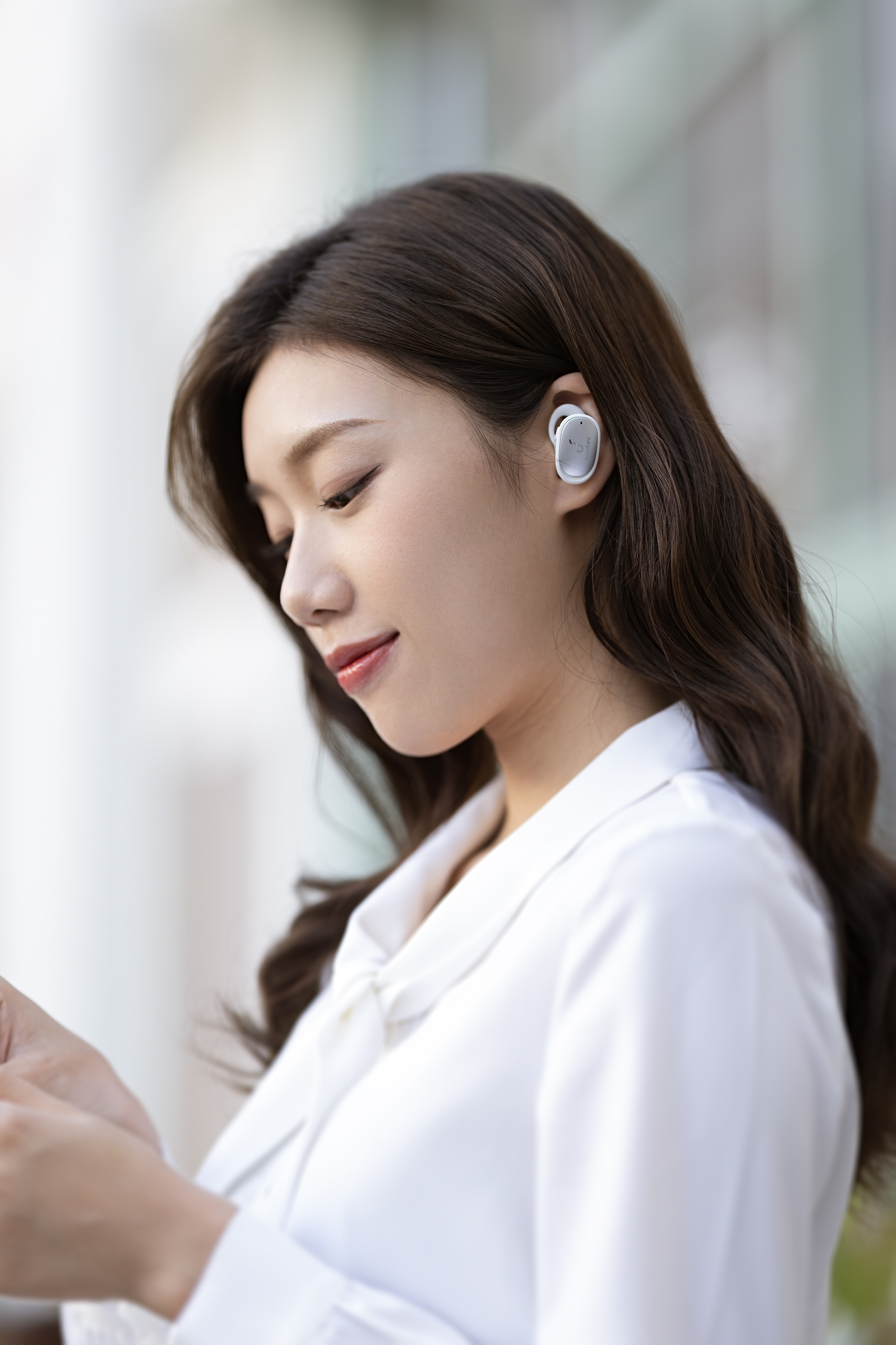 Soundcore，Bluetooth，headset，model，shot，