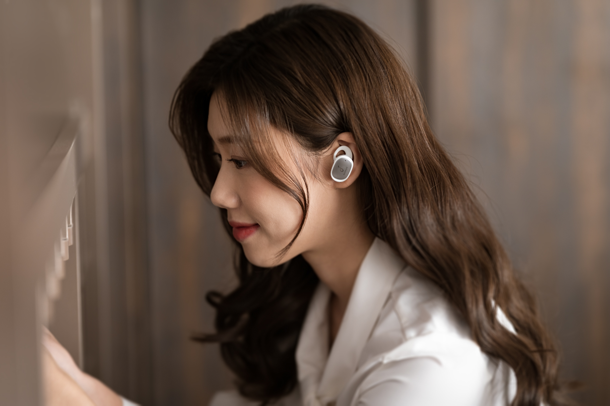 Soundcore，Bluetooth，headset，model，shot，