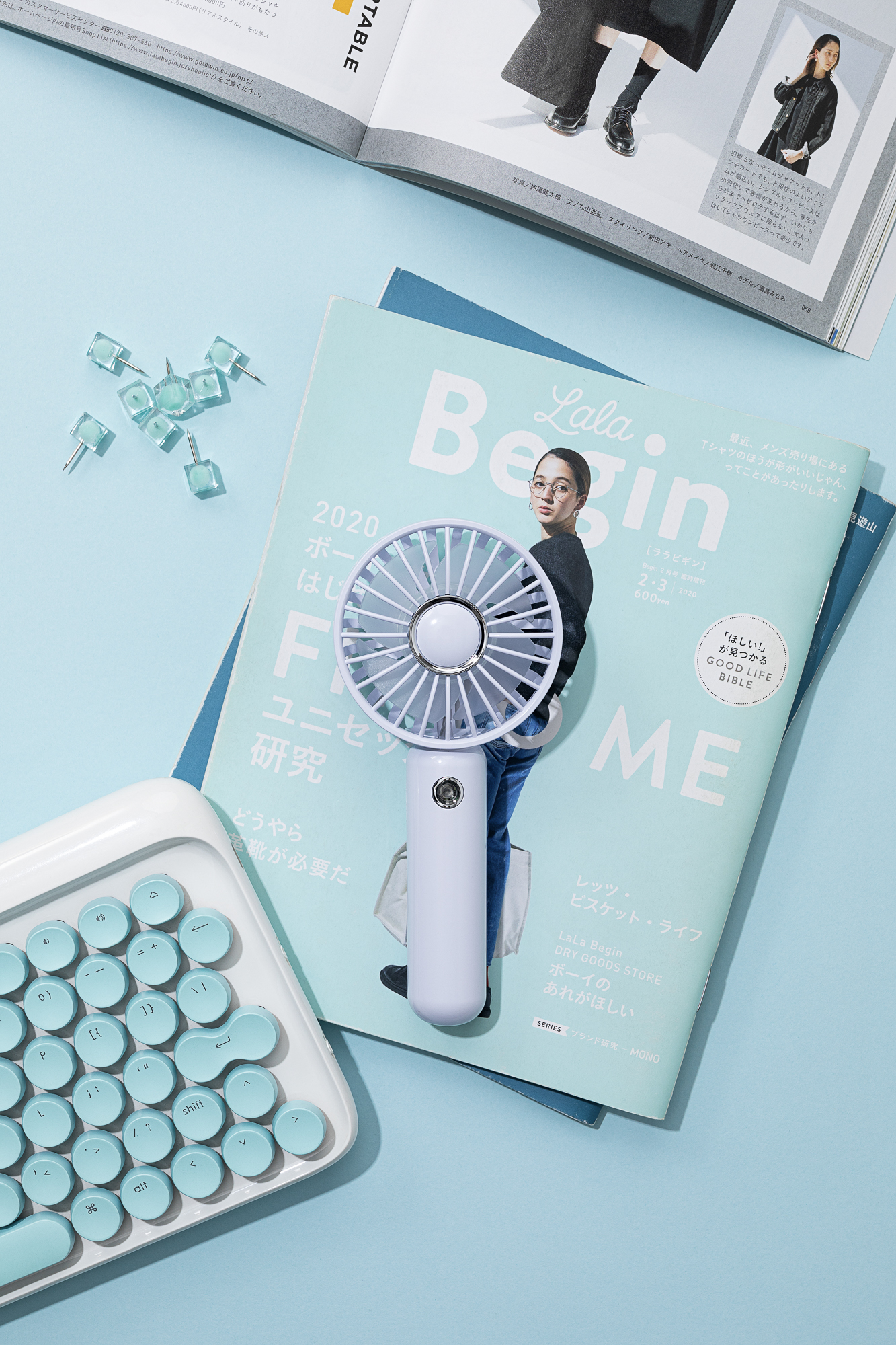 colour，Small fan，hold，Shenzhen，online retailers，shot，