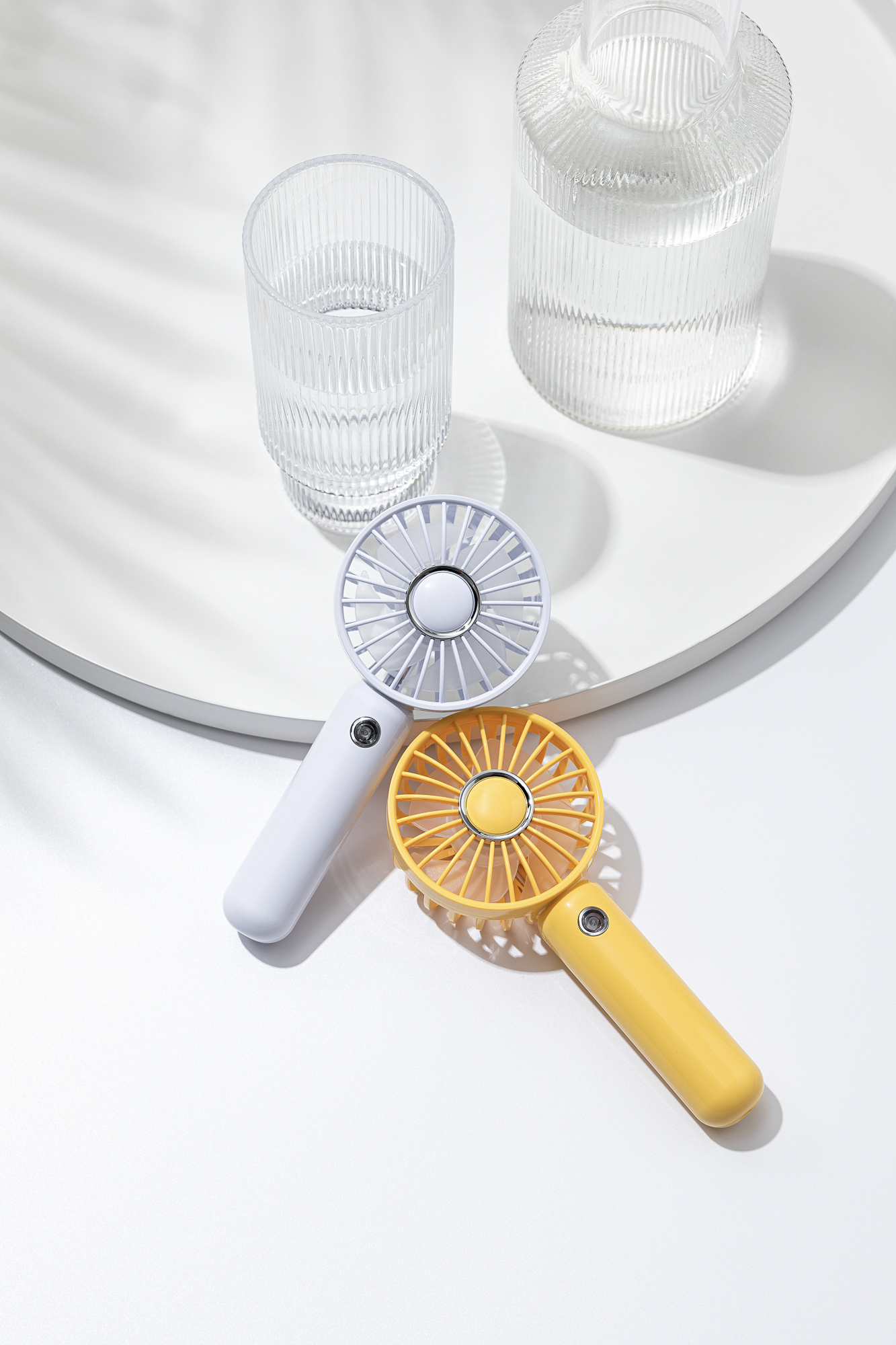 colour，Small fan，hold，Shenzhen，online retailers，shot，