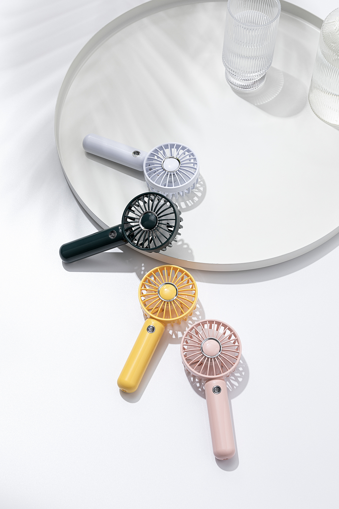 colour，Small fan，hold，Shenzhen，online retailers，shot，