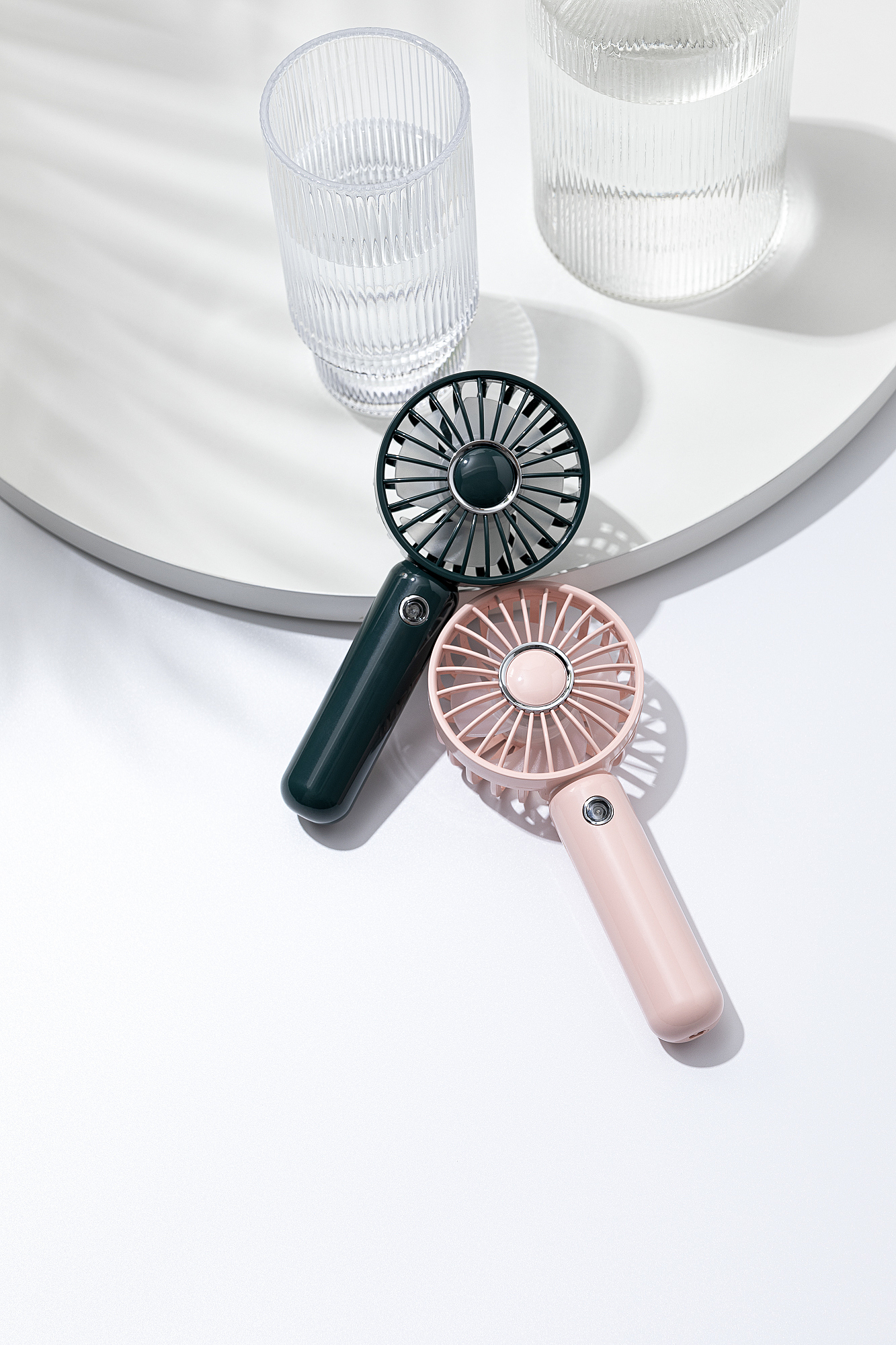 colour，Small fan，hold，Shenzhen，online retailers，shot，