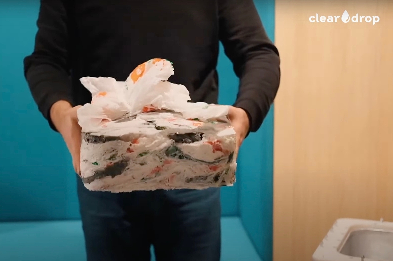 garbage collection，plastic bag，compress，
