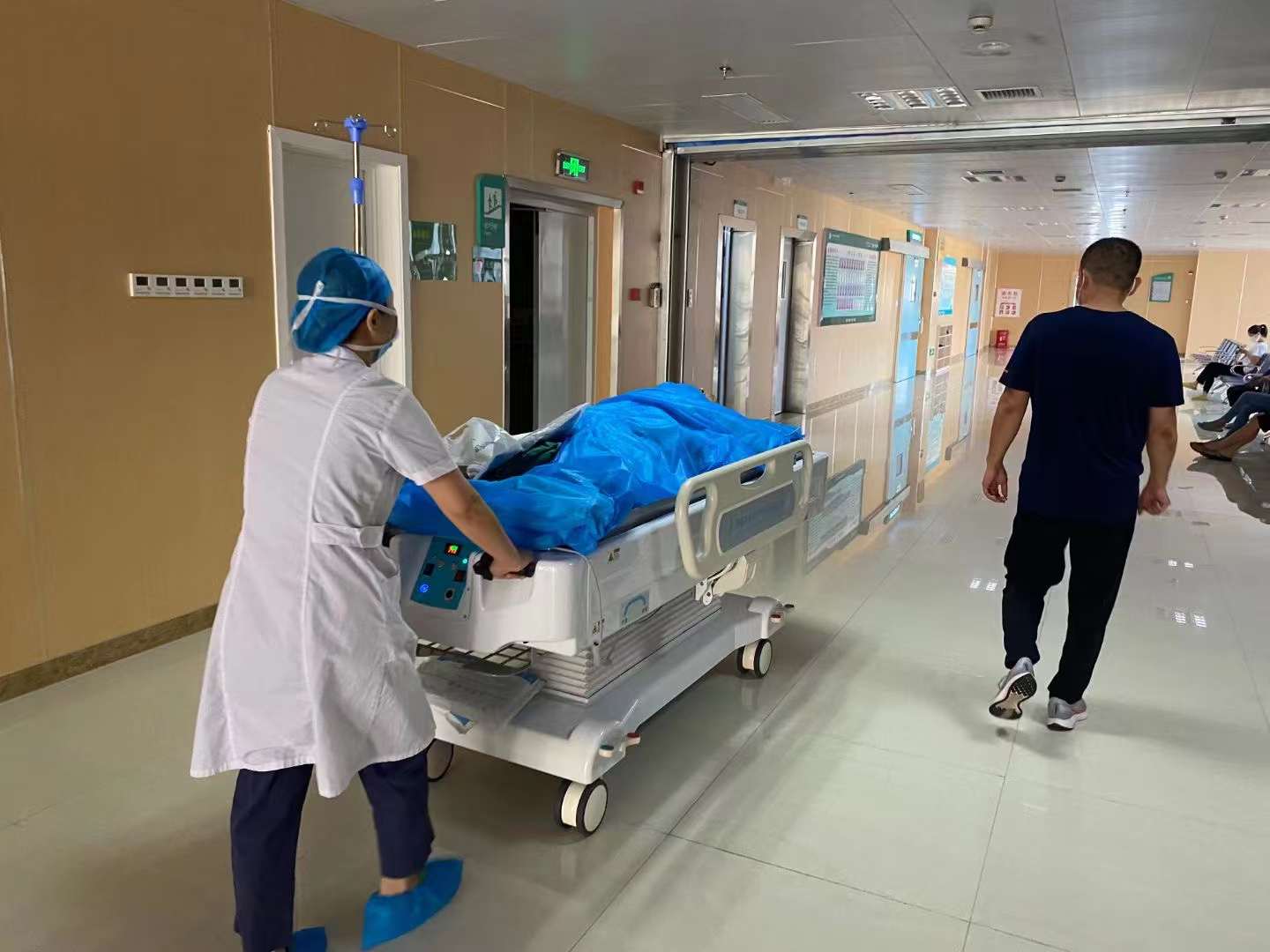 Seven has a medical transfer vehicle，Qingdao Qi has a transfer bed，Electric shift vehicle，Qiyou medical electric displacement vehicle，Qiyou medical electric displacement vehicle，Patient transport，