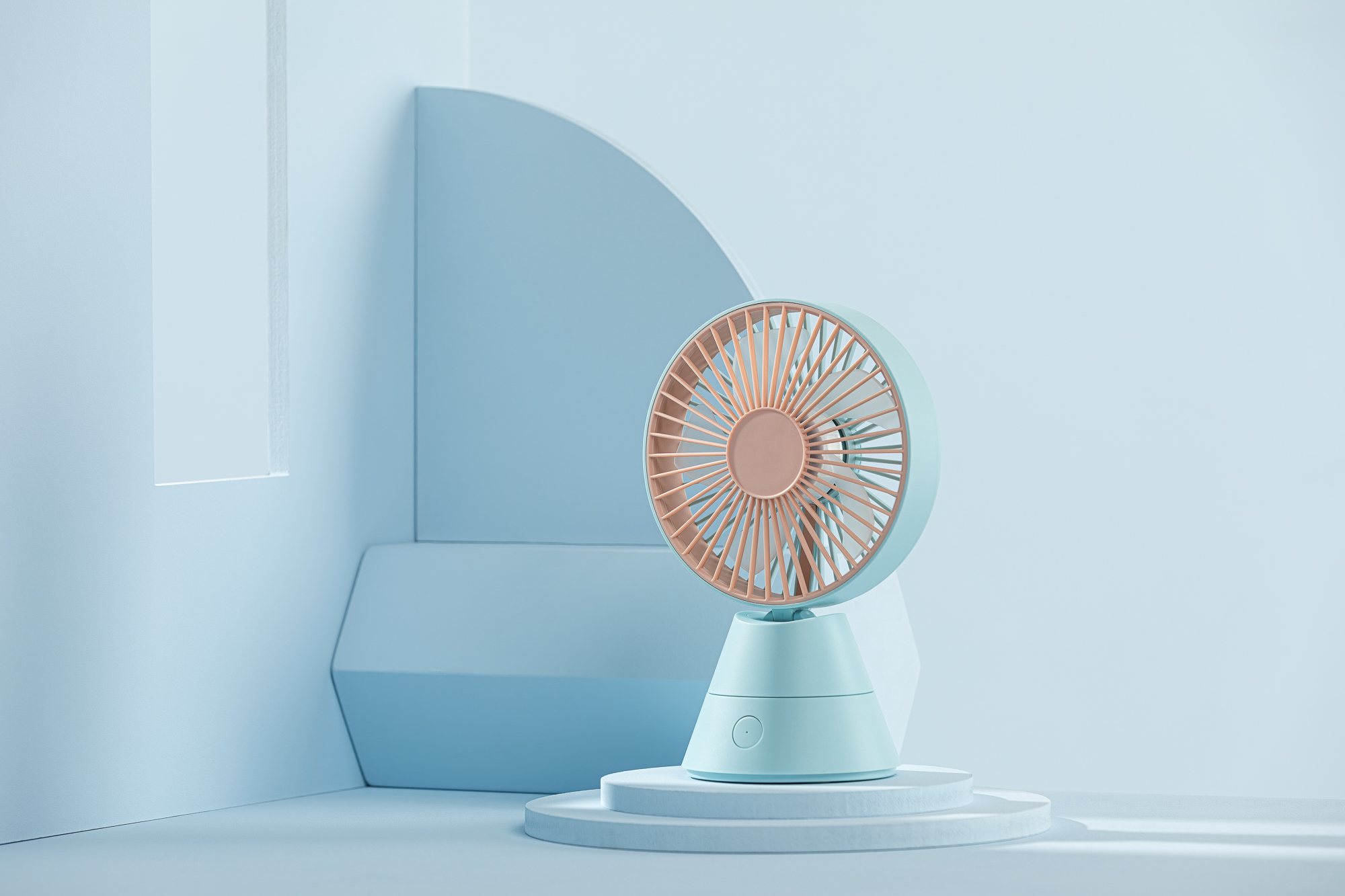 A foot at hand，Shake your head，Fan，