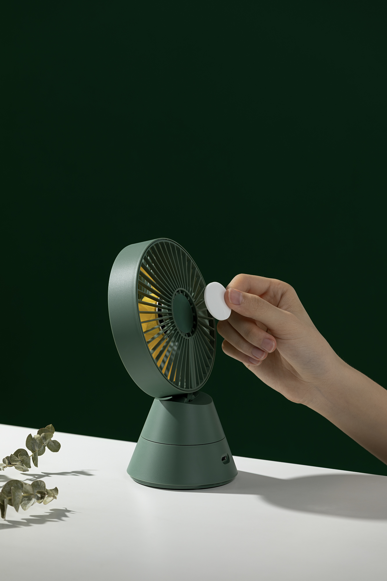 A foot at hand，Shake your head，Fan，