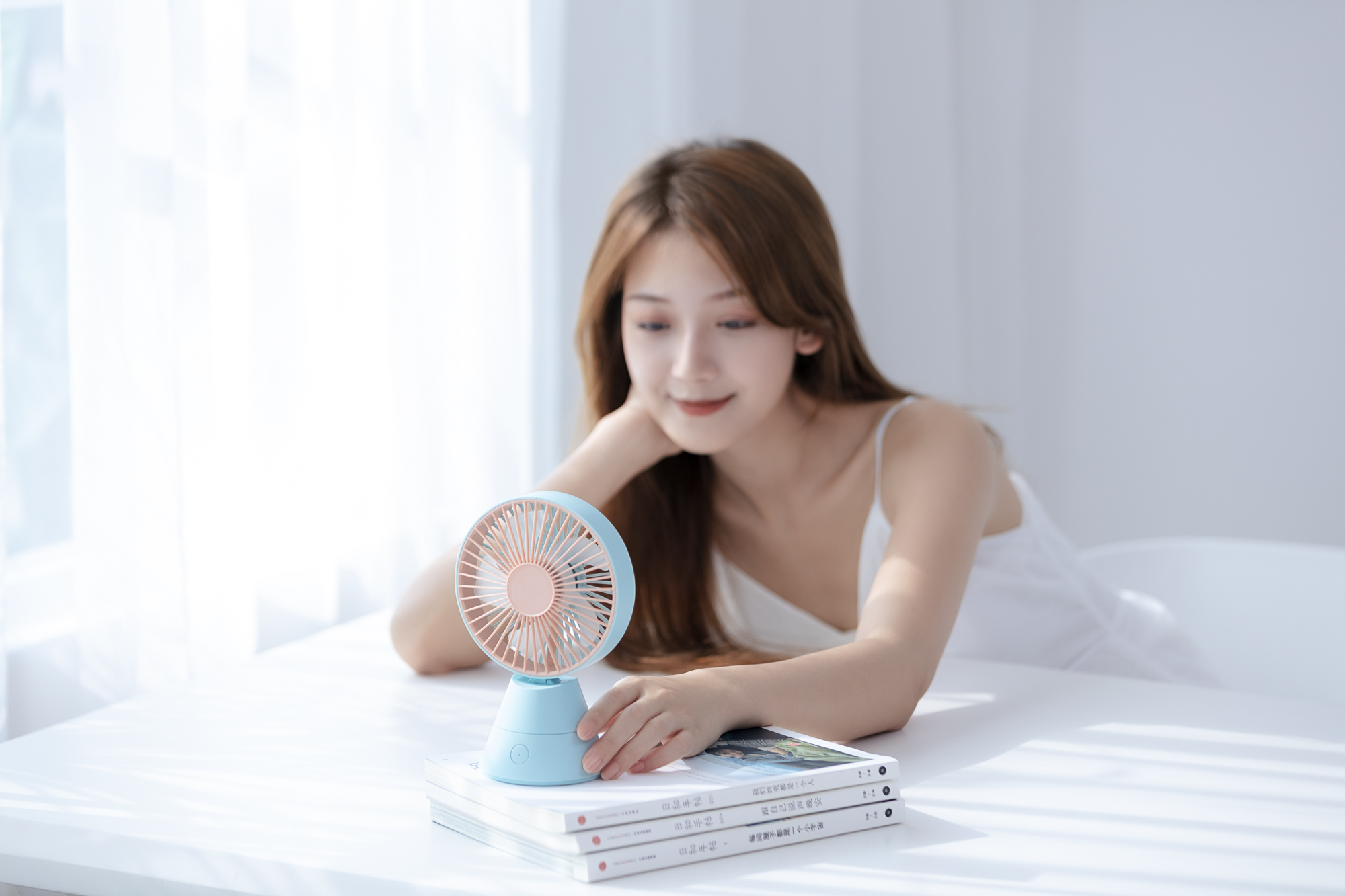 A foot at hand，Shake your head，Fan，