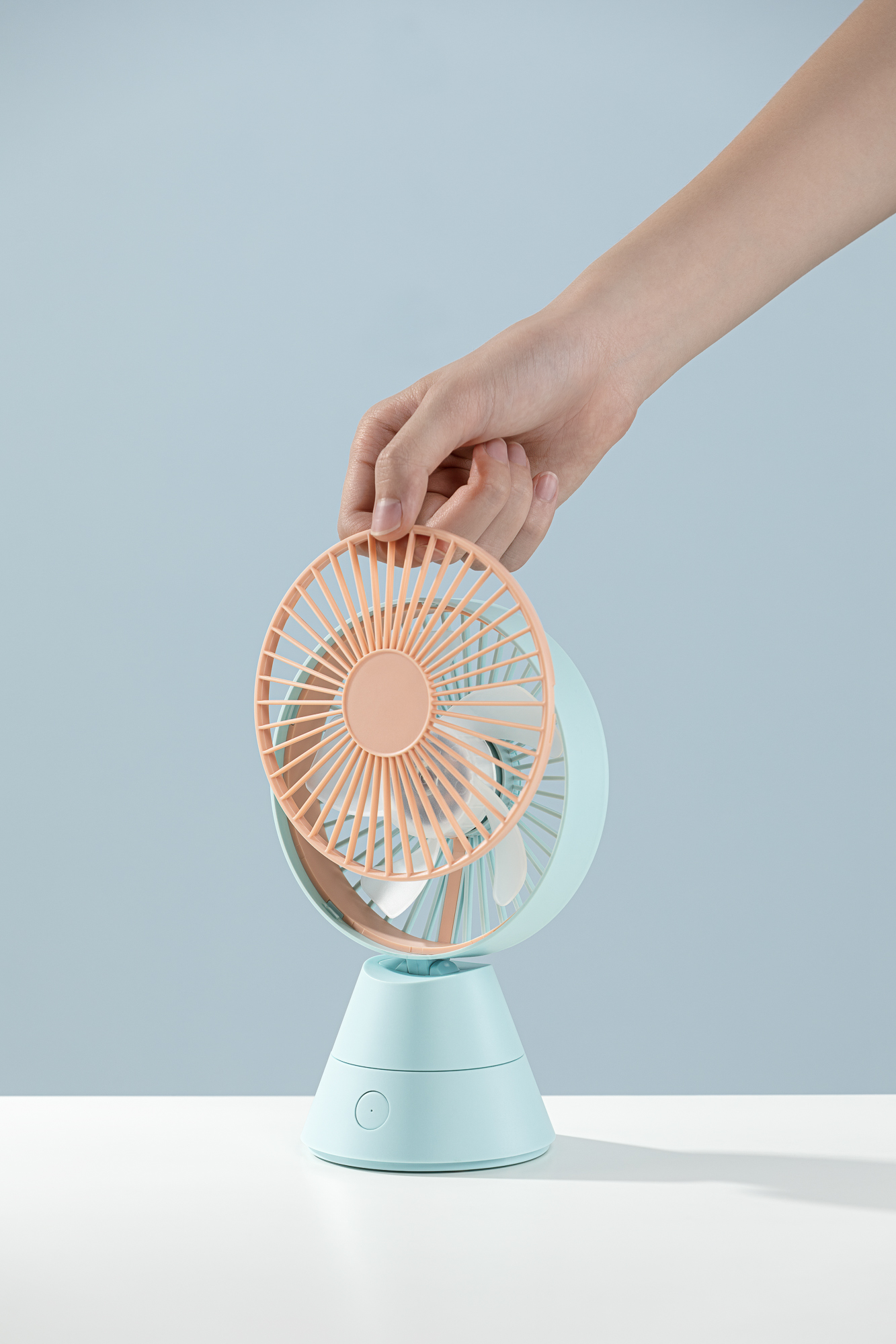 A foot at hand，Shake your head，Fan，