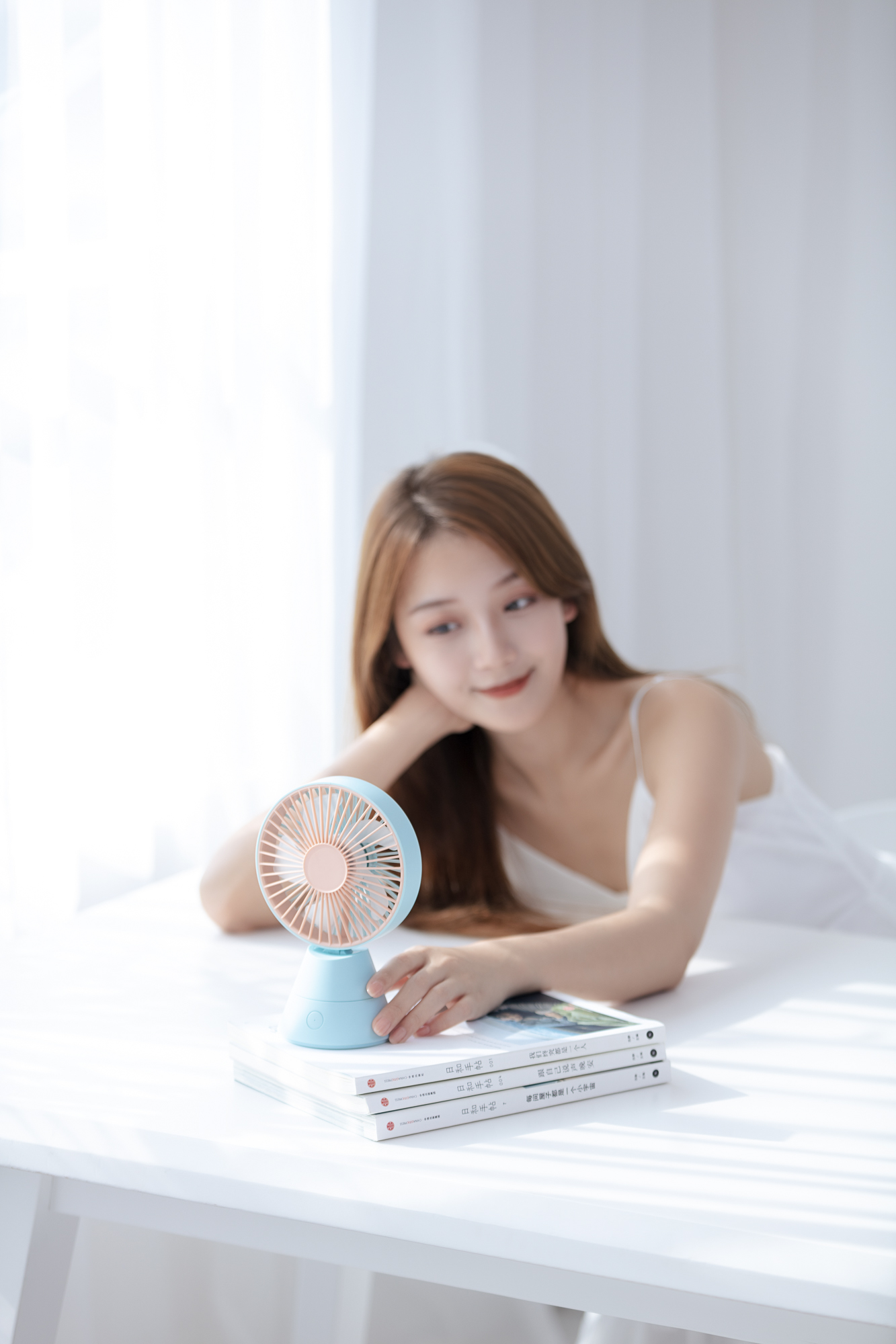 A foot at hand，Shake your head，Fan，