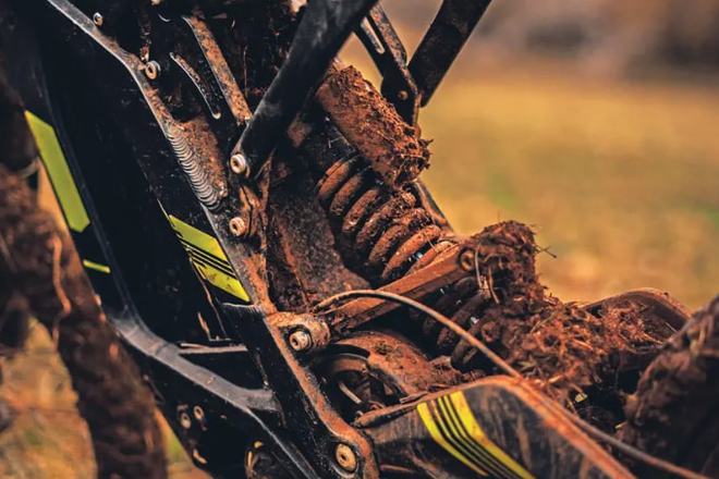 Light bee，legendary small dragon with horns，Electric vehicle，Bicycle，cross-country，red dot，