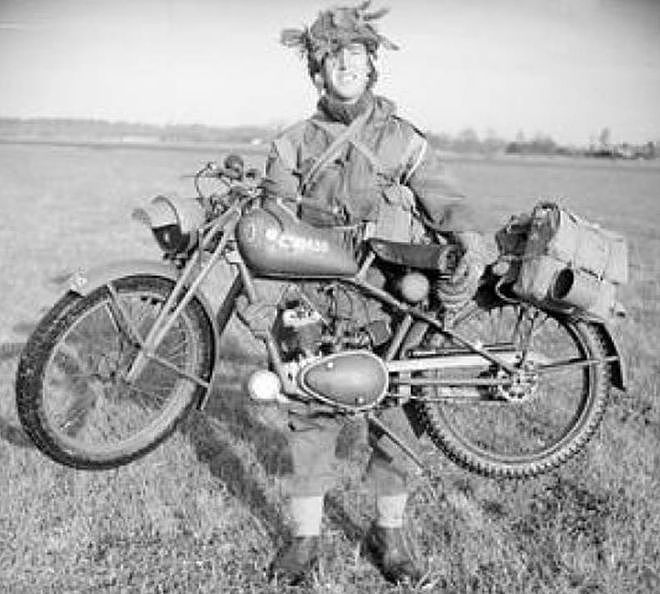 Light bee，legendary small dragon with horns，Electric vehicle，Bicycle，cross-country，red dot，
