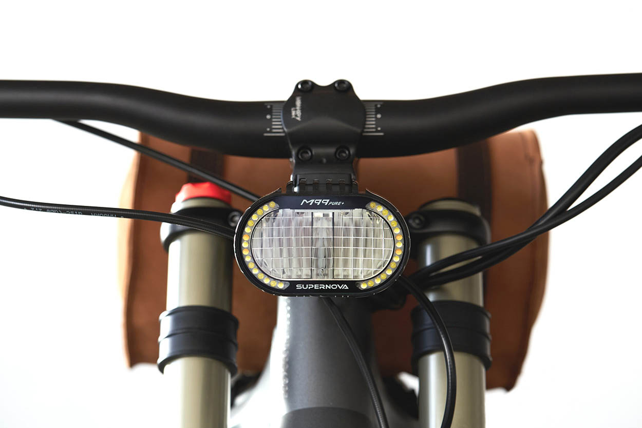 nike，legendary small dragon with horns，Light bee，Electric vehicle，Off-road vehicle，