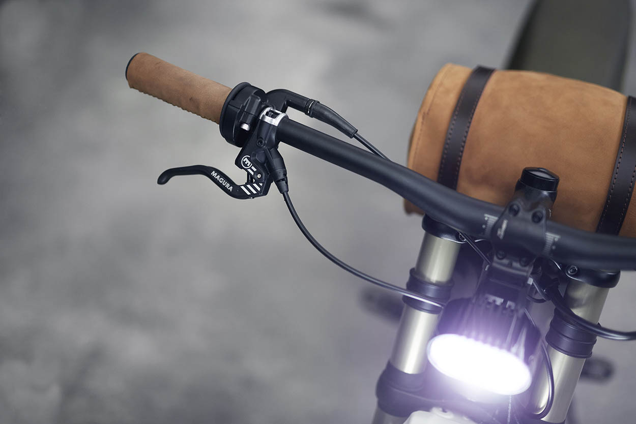 nike，legendary small dragon with horns，Light bee，Electric vehicle，Off-road vehicle，