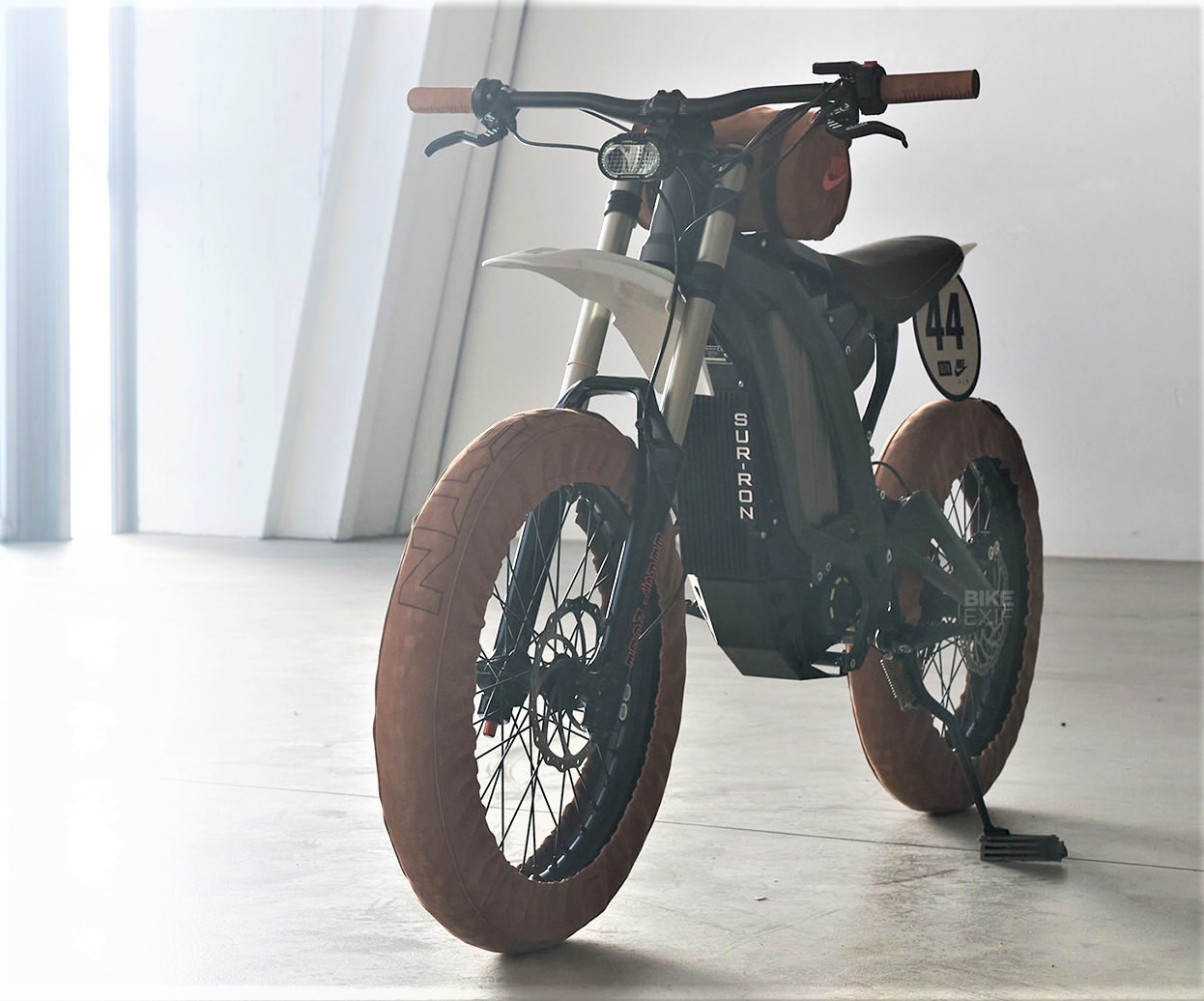 nike，legendary small dragon with horns，Light bee，Electric vehicle，Off-road vehicle，