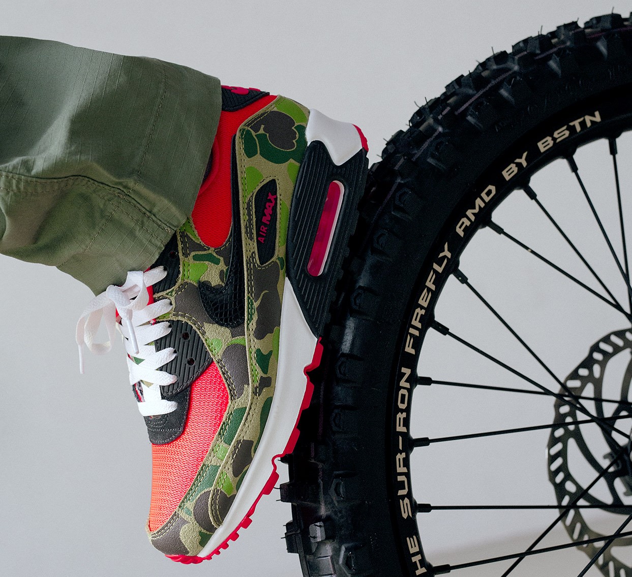 nike，legendary small dragon with horns，Light bee，Electric vehicle，Off-road vehicle，