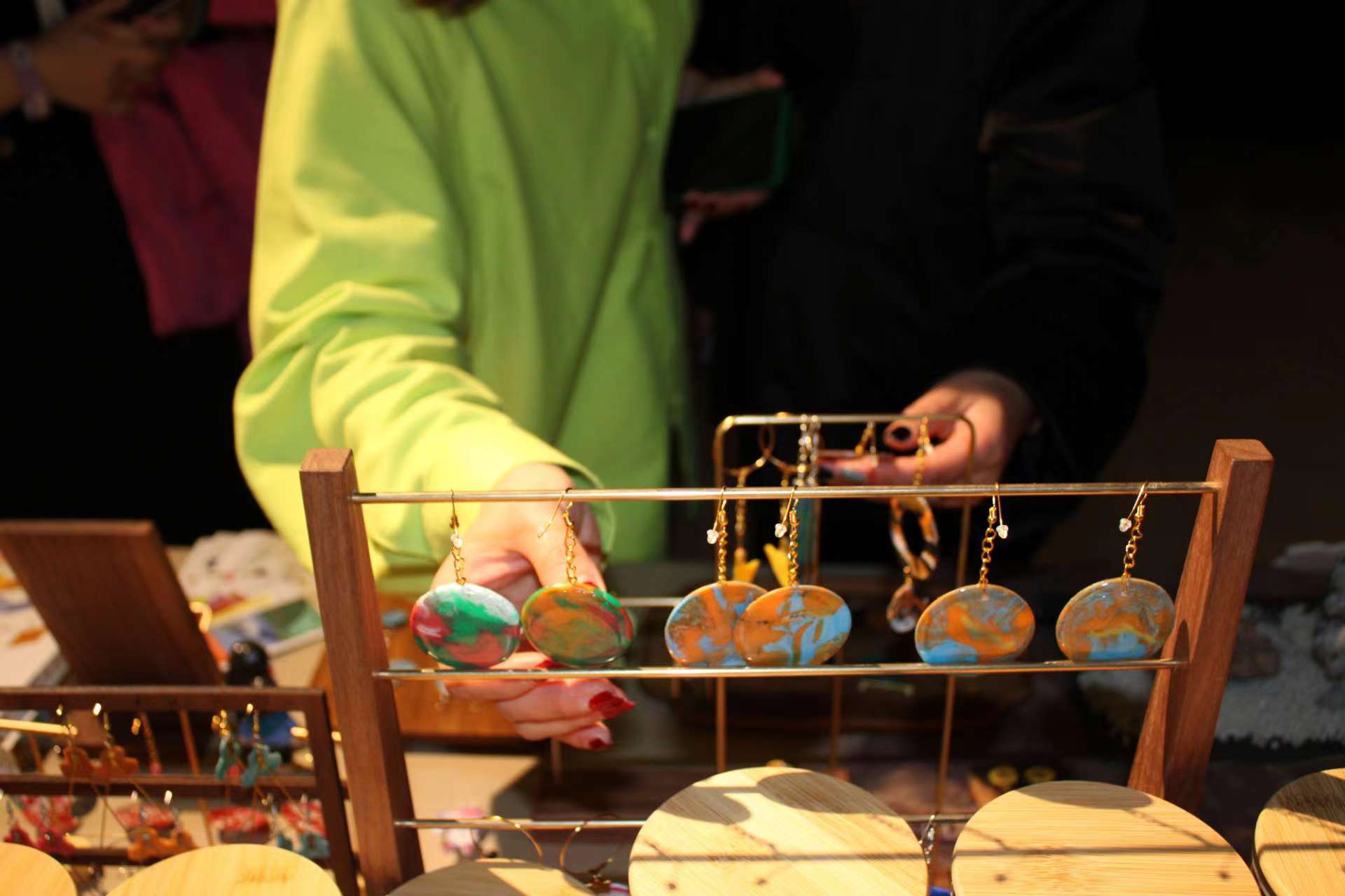 Sustainable design，Utilization of renewable resources，environment protection，bottle cap，ornaments，