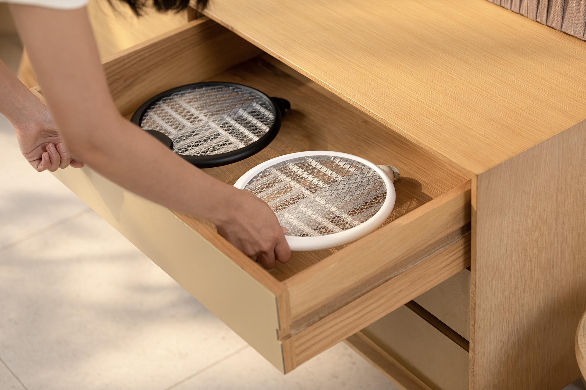 Electric mosquito racket，