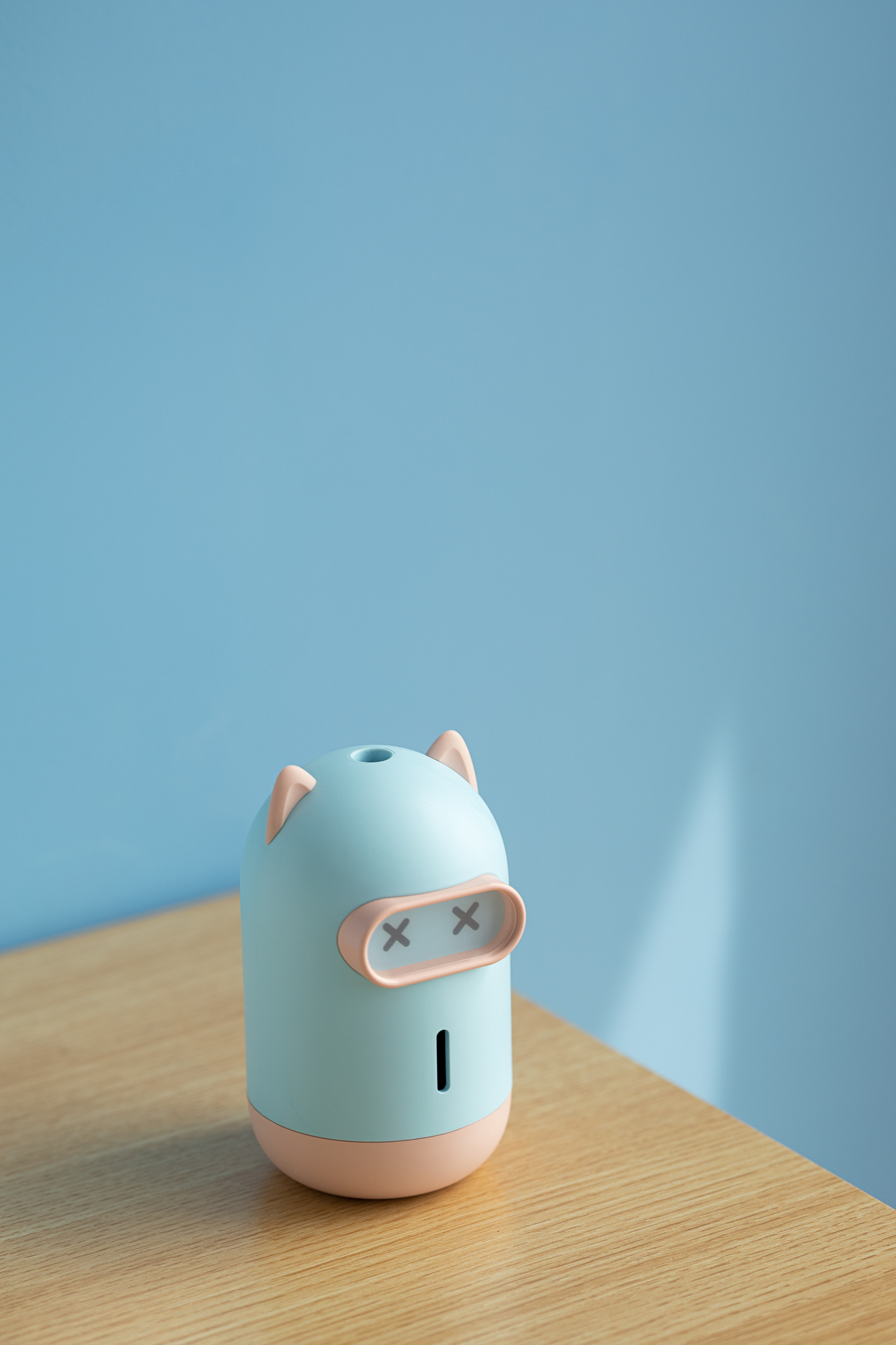 A foot at hand，mosquito killer，