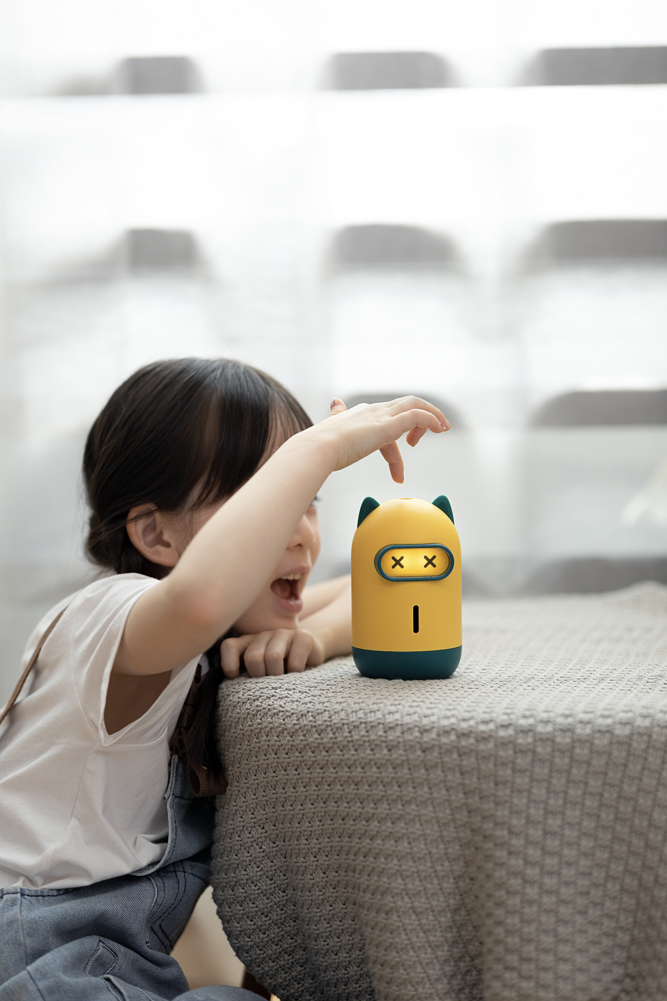 A foot at hand，mosquito killer，