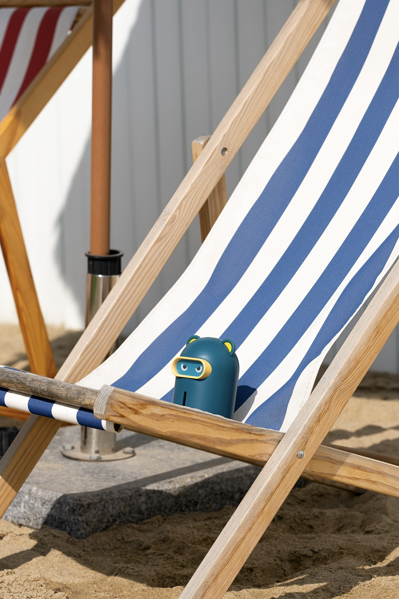 A foot at hand，mosquito killer，