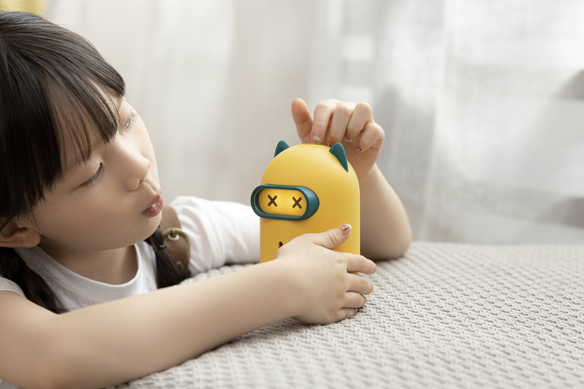 A foot at hand，mosquito killer，