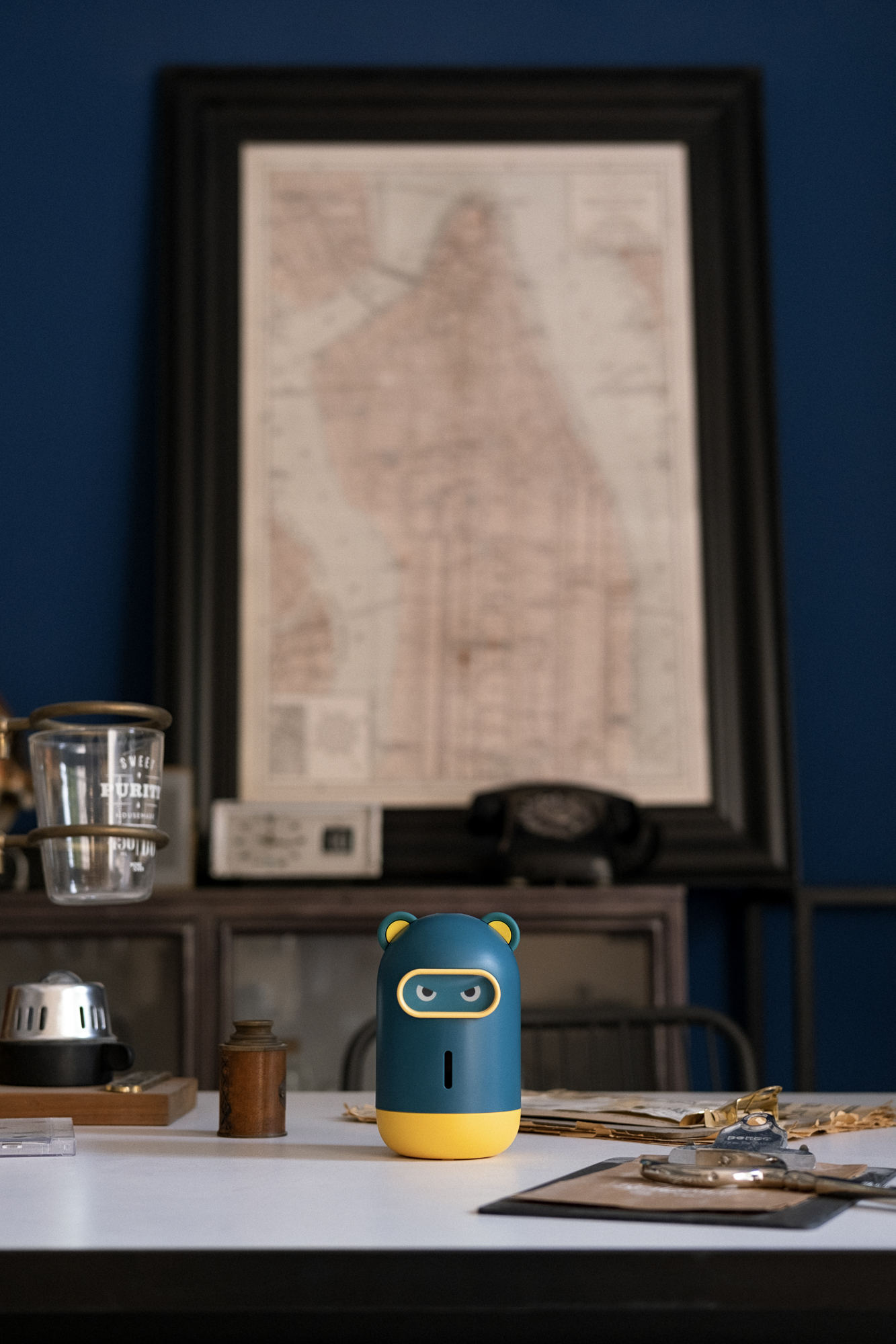 A foot at hand，mosquito killer，