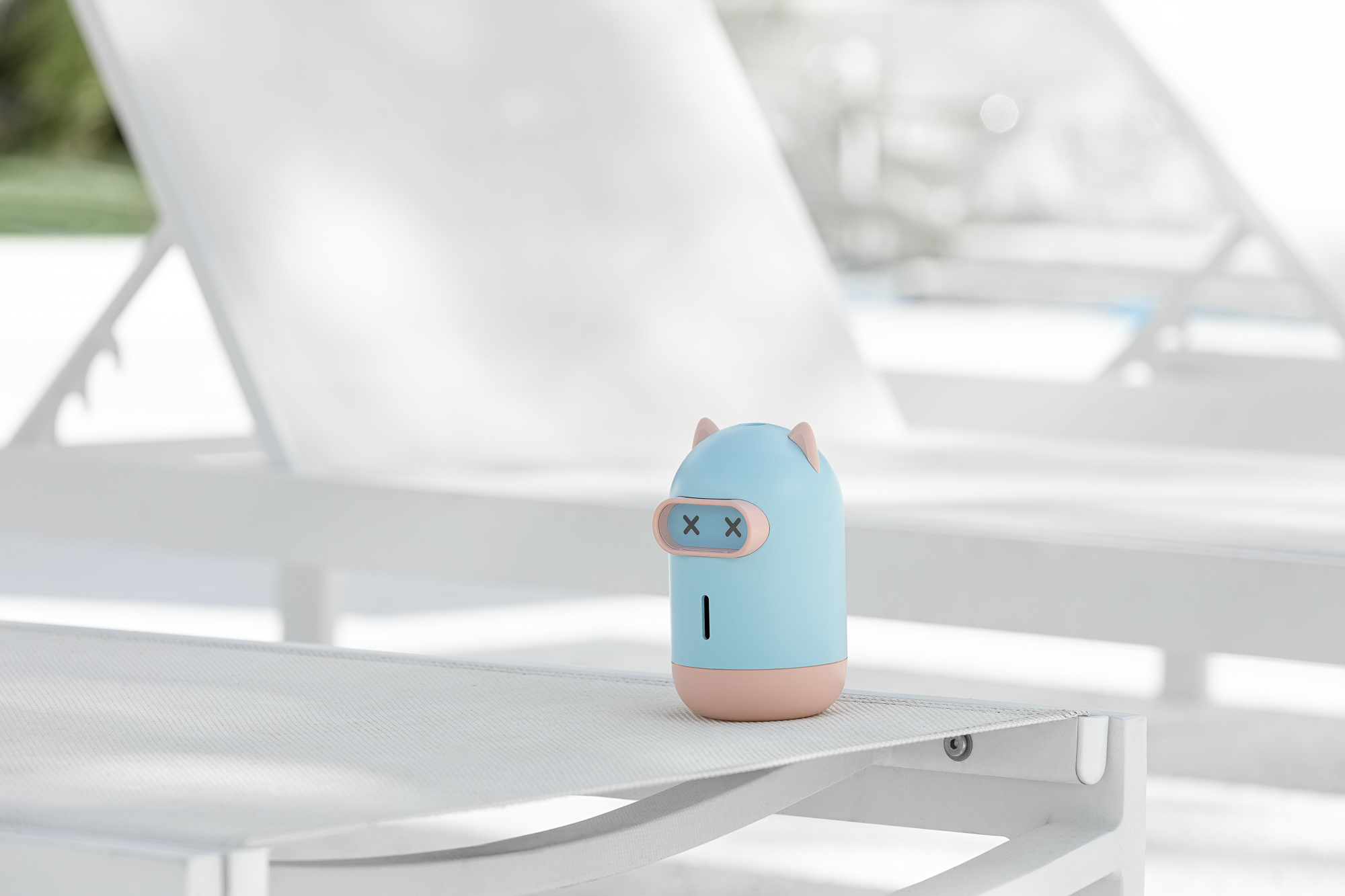 A foot at hand，mosquito killer，