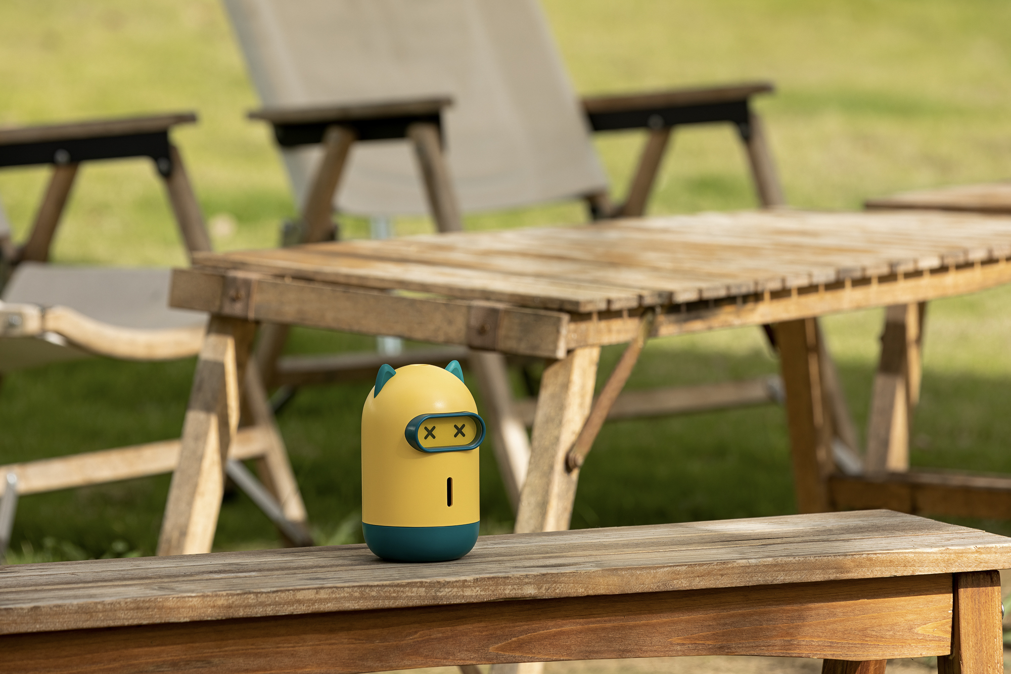 A foot at hand，mosquito killer，