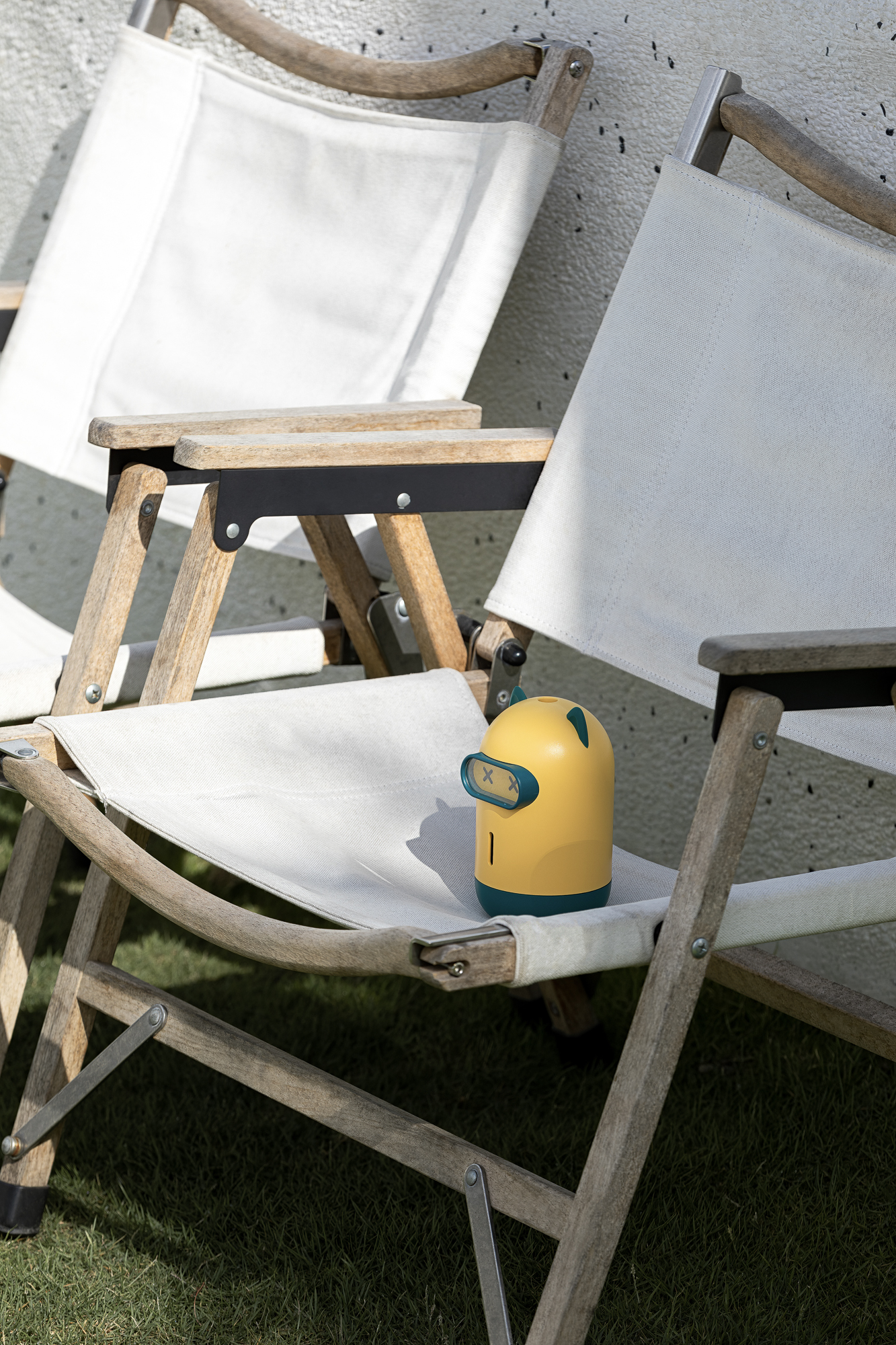 A foot at hand，mosquito killer，