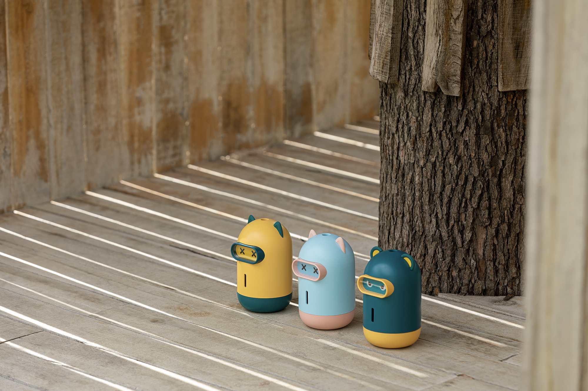 A foot at hand，mosquito killer，