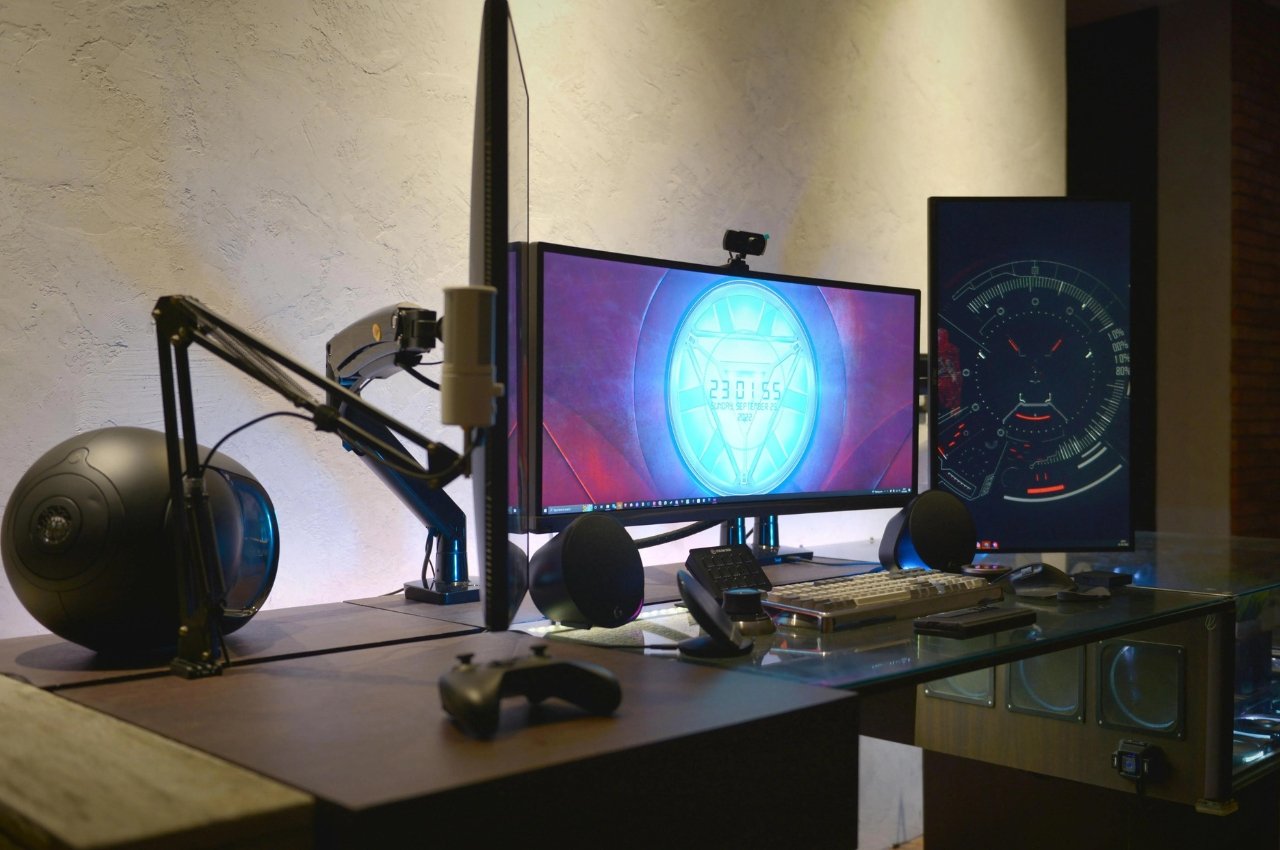 Reddit，customized，Z590 Aorus Pro AX Motherboard，Intel 1190K CPU，Logitech G560 Gaming Speaker，Glass table，Kumag 1989，