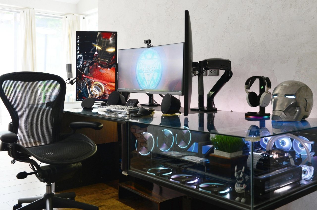 Reddit，customized，Z590 Aorus Pro AX Motherboard，Intel 1190K CPU，Logitech G560 Gaming Speaker，Glass table，Kumag 1989，