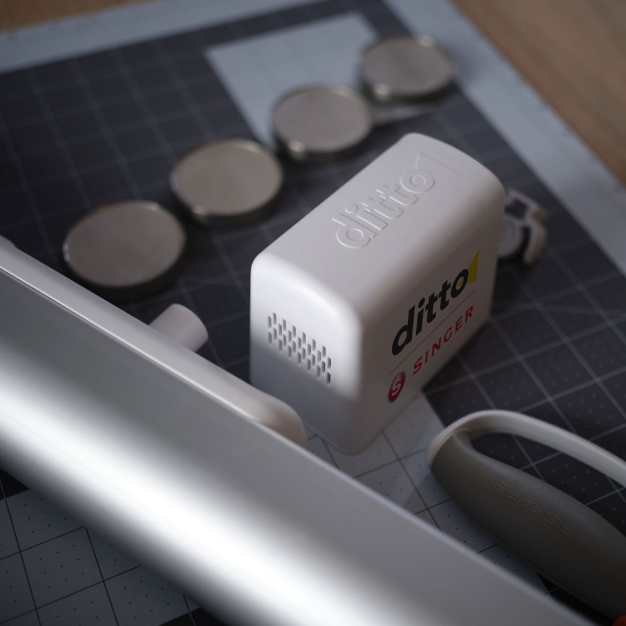 clothing design，Projective lamp，Sewing machine，