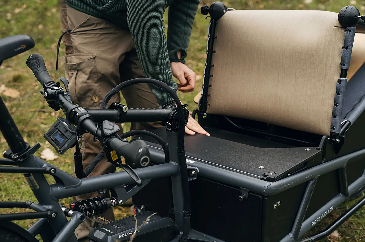 Electric bicycle，sleep，camping，