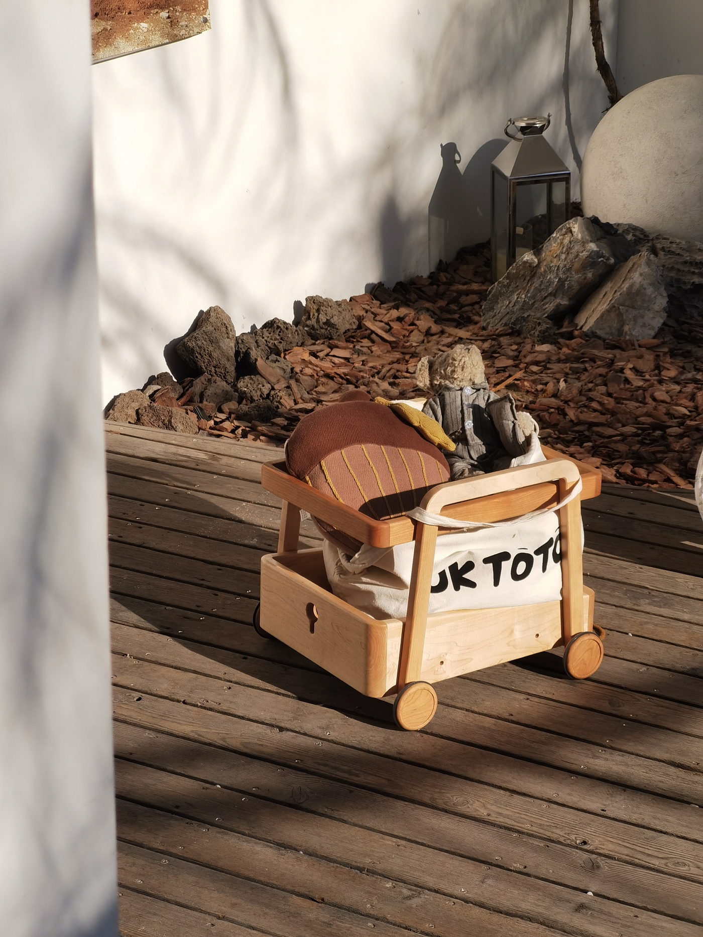 Children's furniture，Solid wood furniture，Original design，furniture design ，Trolley，Storage rack，bookshelf，Toy rack，