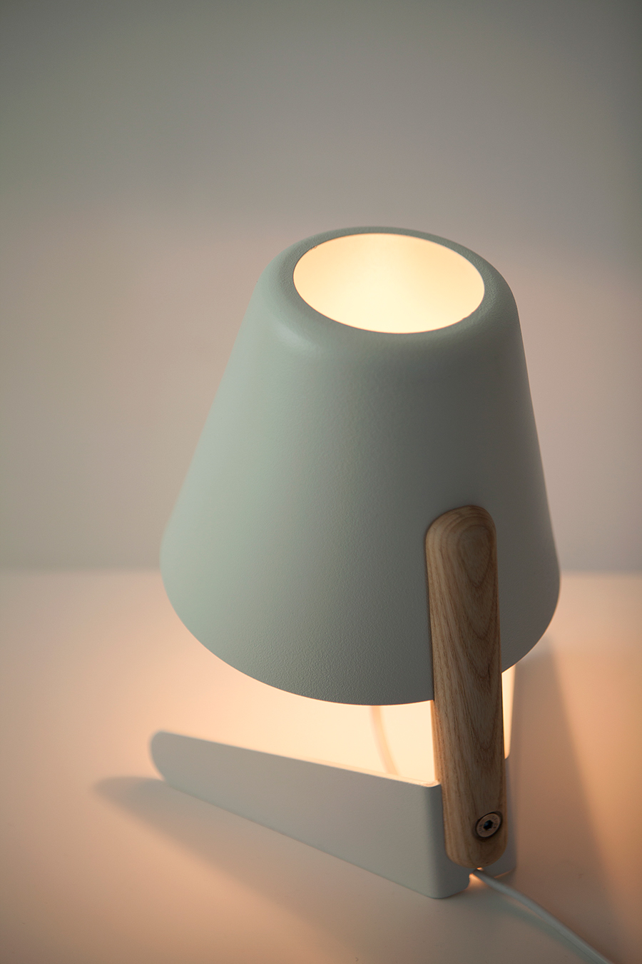 Desk lamp，Wooden pole，Adjustable，Button，