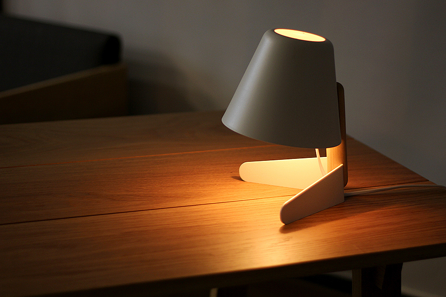 Desk lamp，Wooden pole，Adjustable，Button，