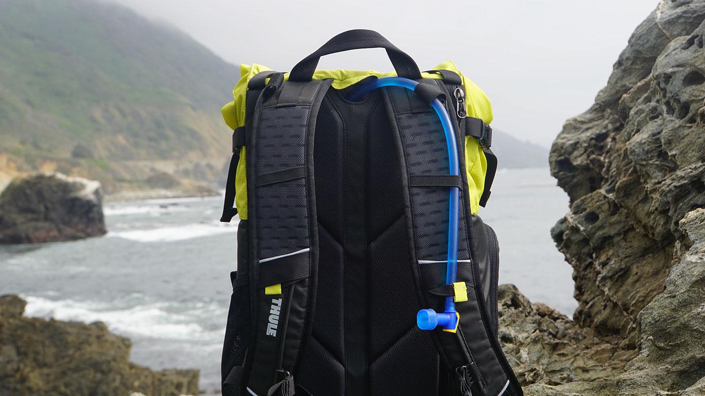 knapsack，fashion，DSLR，outdoors，on foot，Hand drawn，