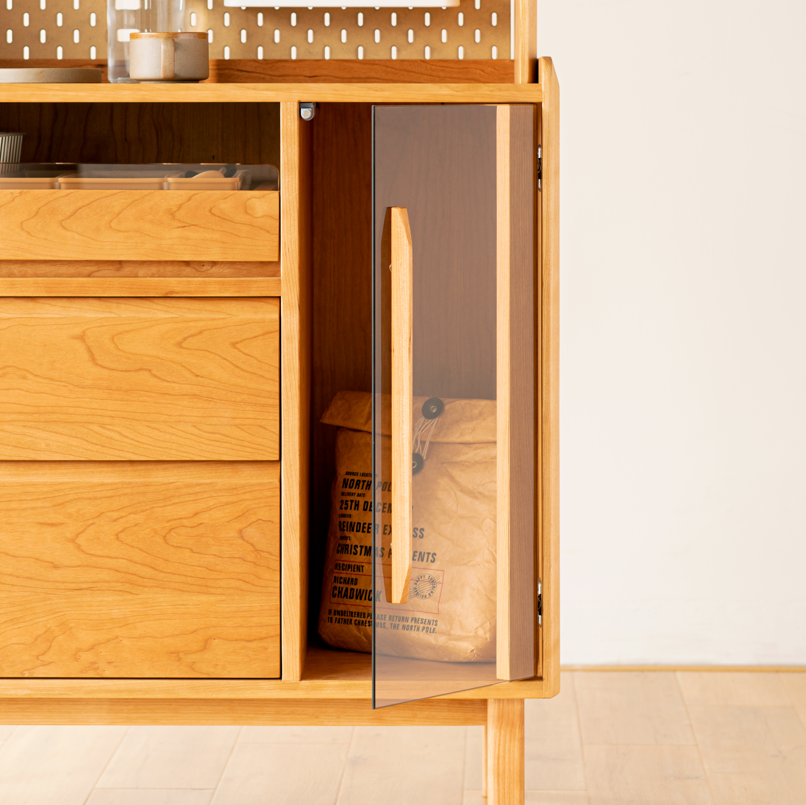 Solid wood furniture，furniture design ，Cherry wood furniture，Side cabinet，Sideboard，product design，