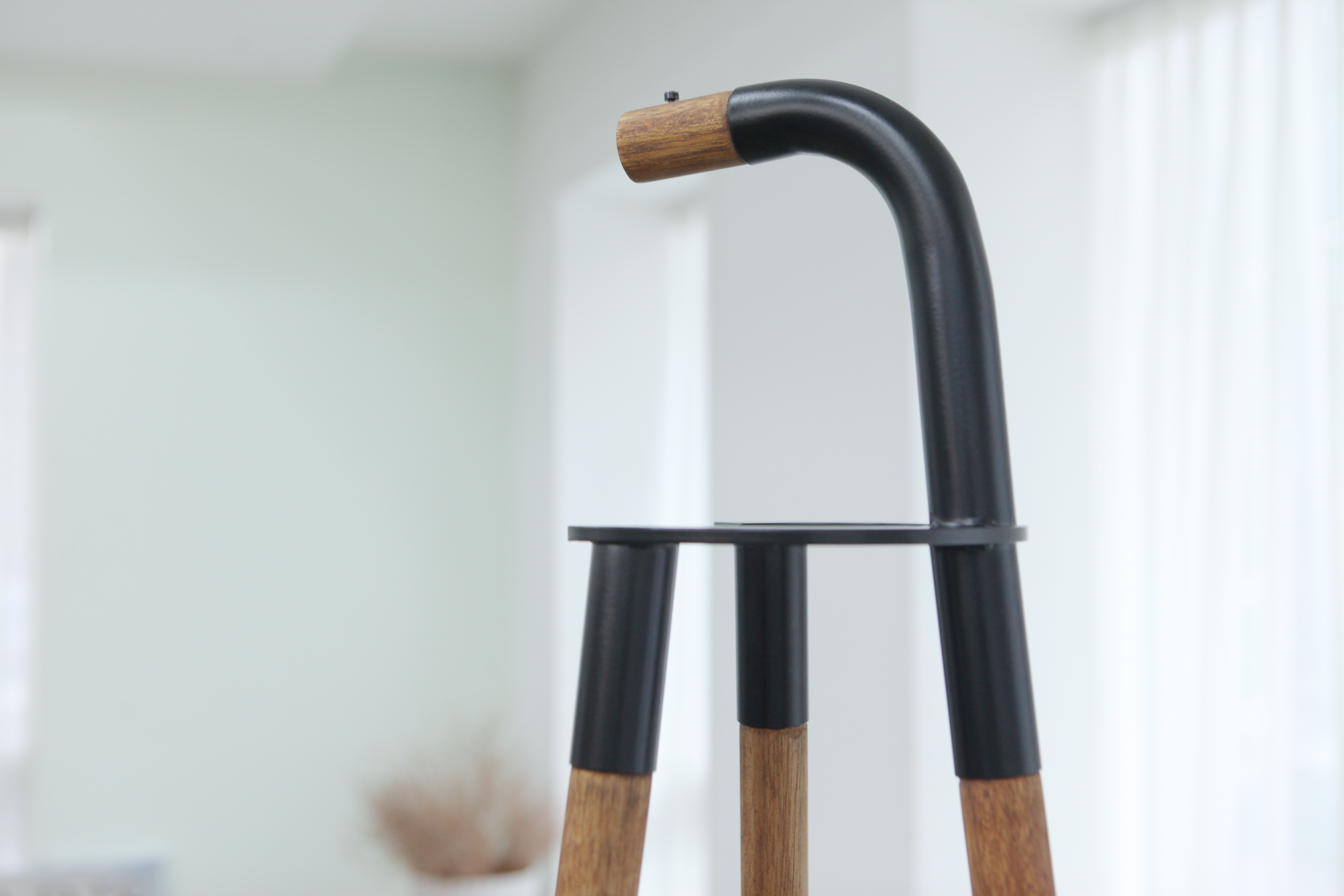 Floor lamp，Celator.，product design，woodiness，