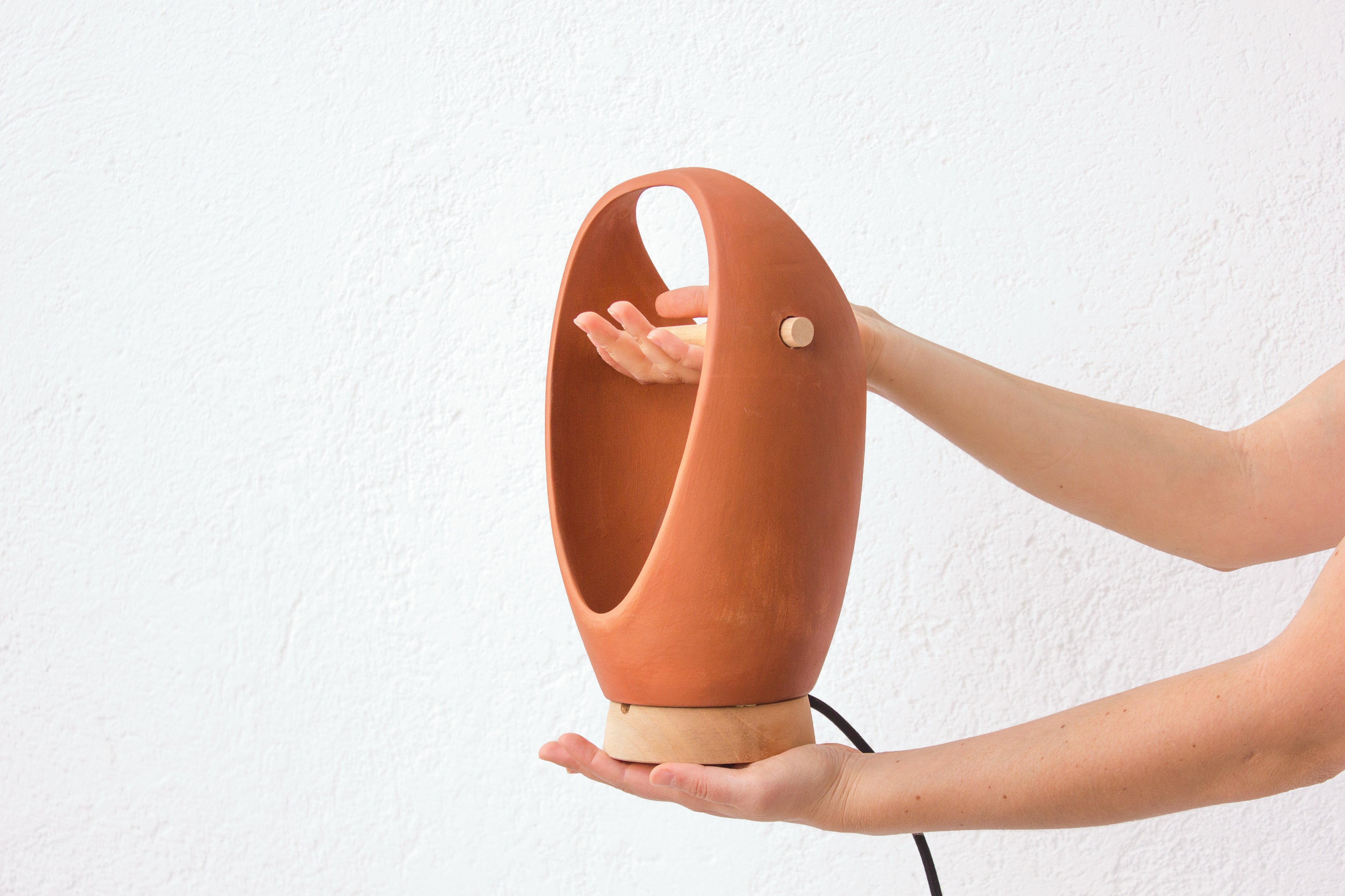 lamps and lanterns，manual，portable，texture of material，