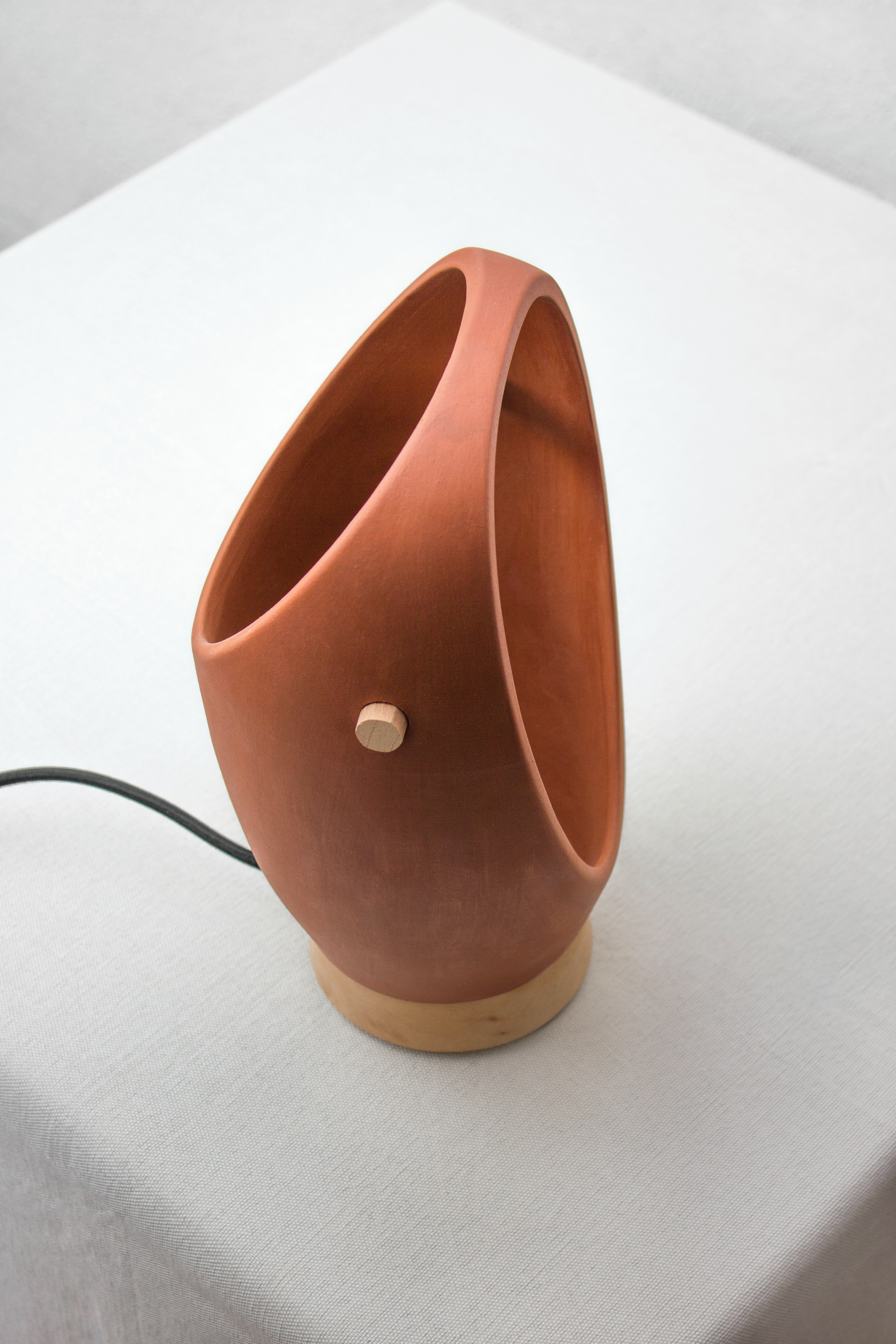 lamps and lanterns，manual，portable，texture of material，