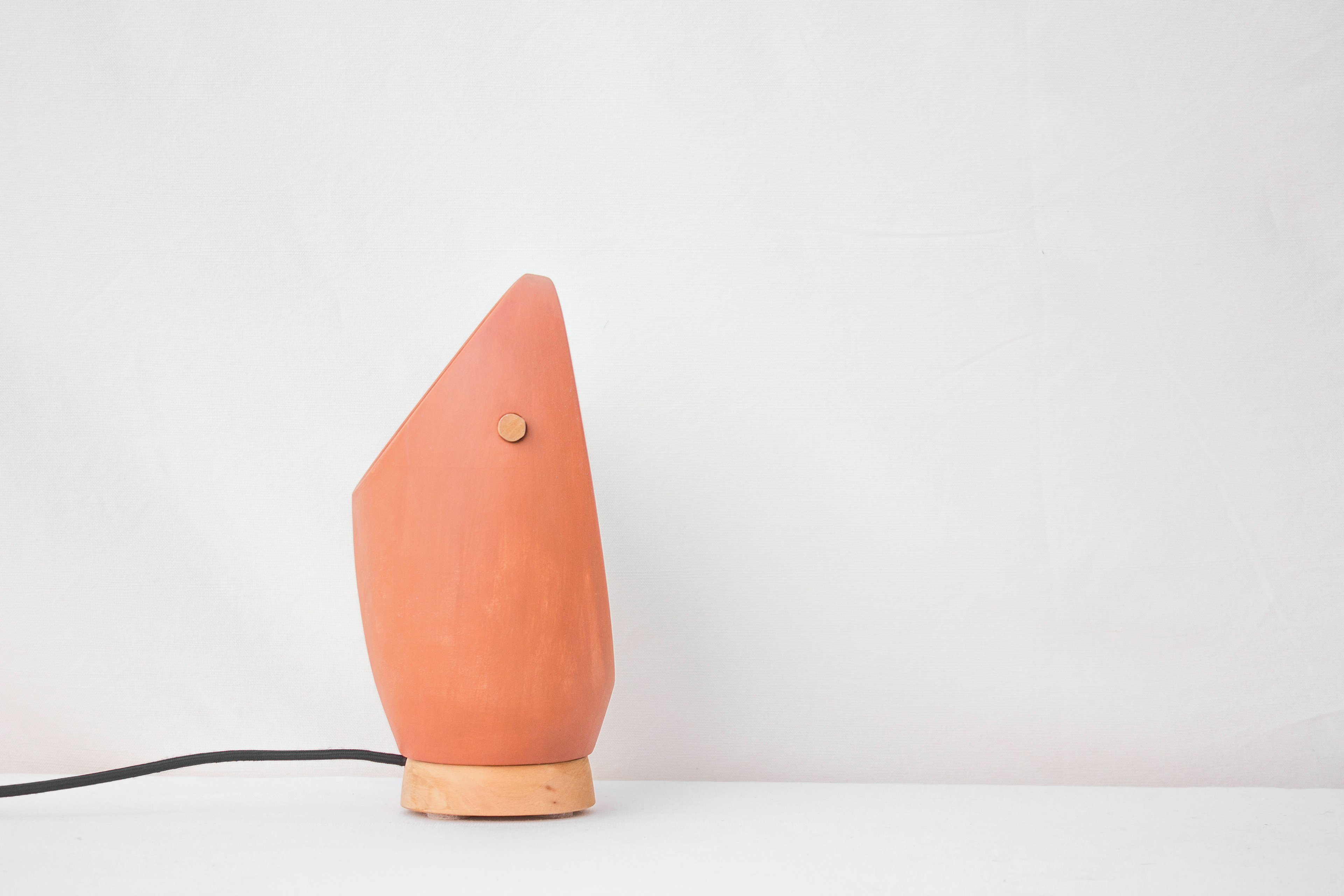 lamps and lanterns，manual，portable，texture of material，